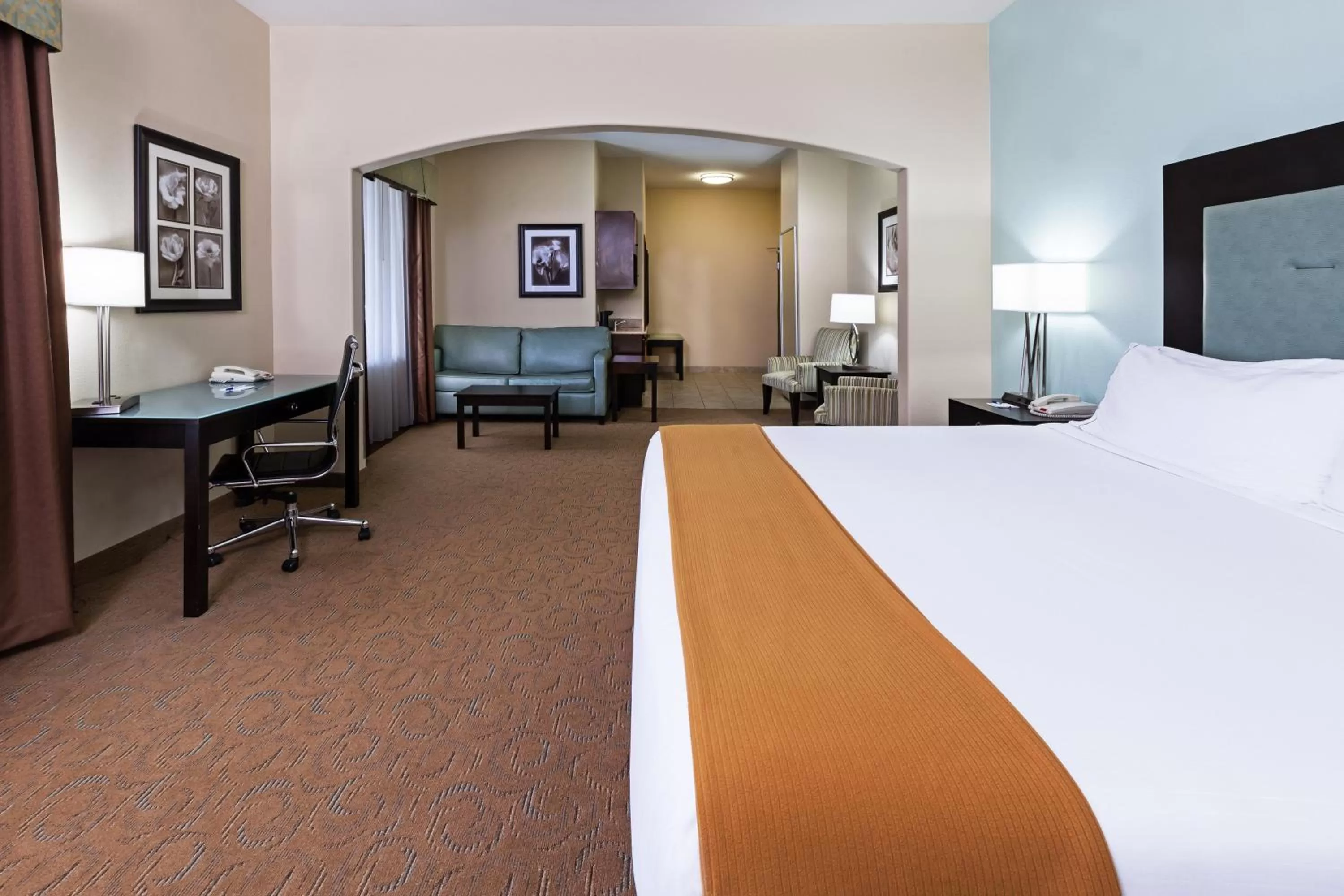 Photo of the whole room, Bed in Holiday Inn Express & Suites Victoria, an IHG Hotel