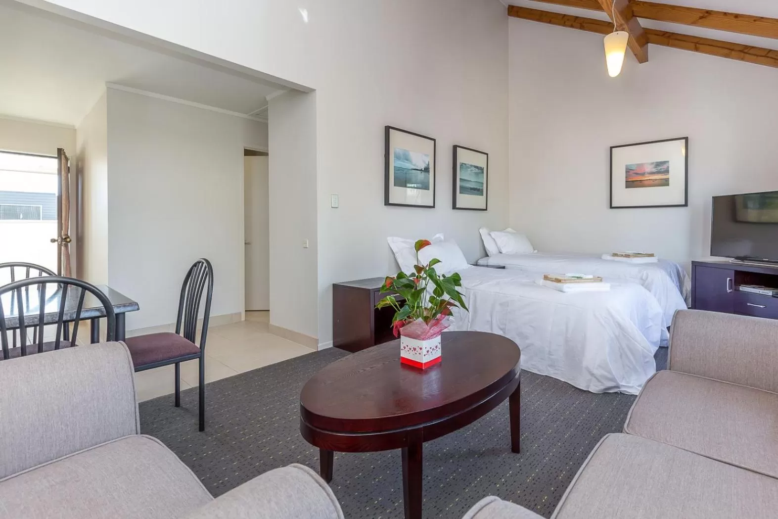 Living room, Bed in Anzac Court Motel