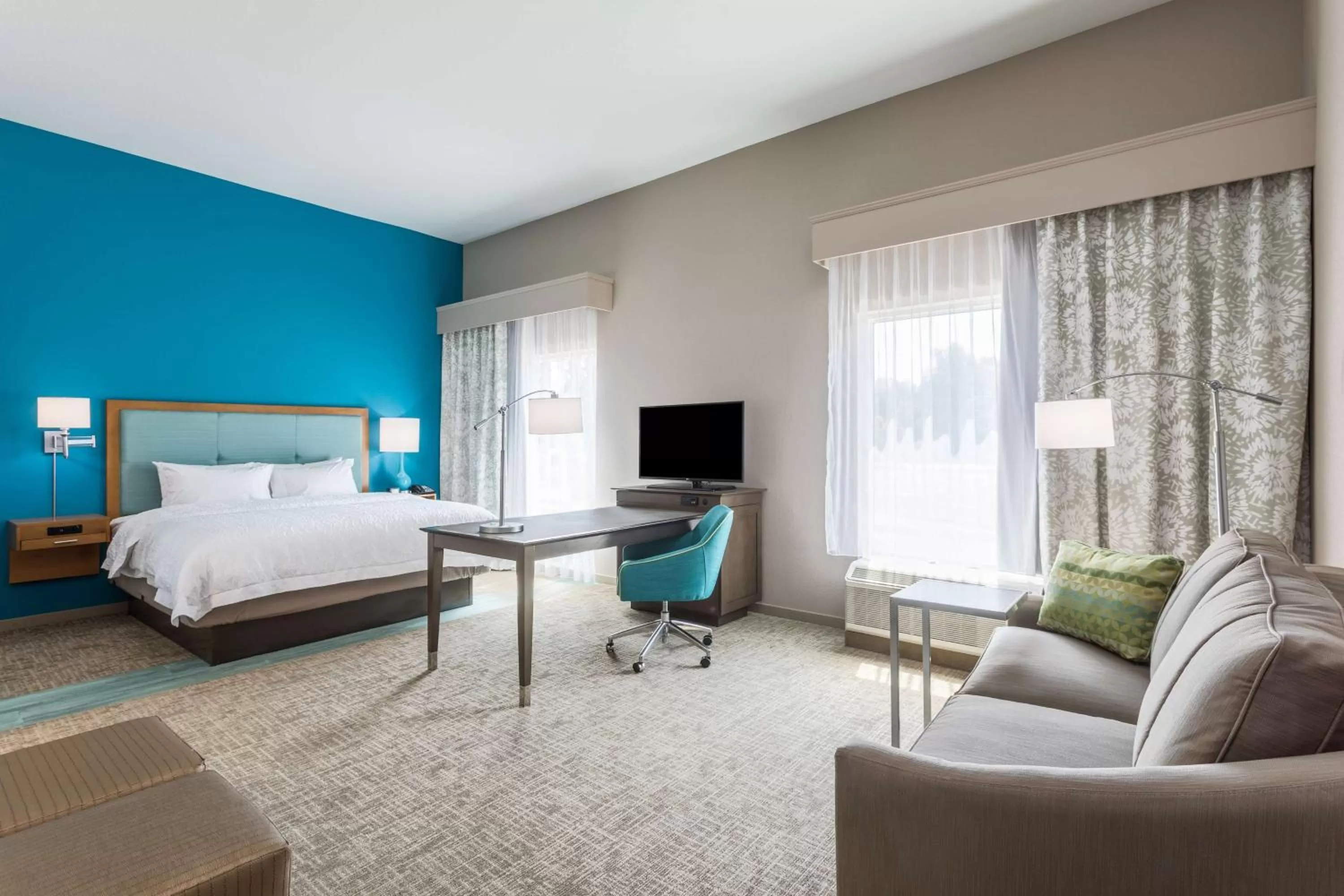 Bed in Hampton Inn & Suites Mary Esther-Fort Walton Beach, Fl