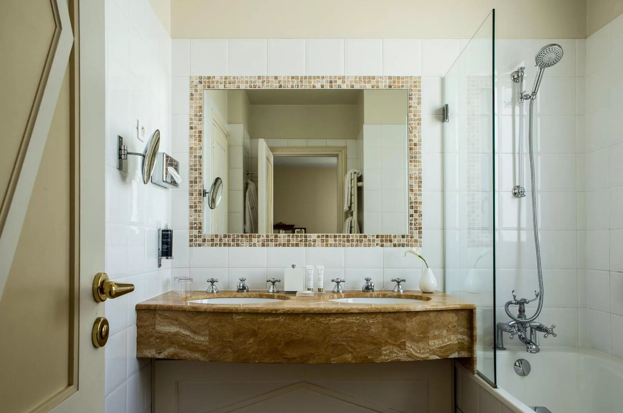 Bathroom in Hôtel Brighton - Esprit de France