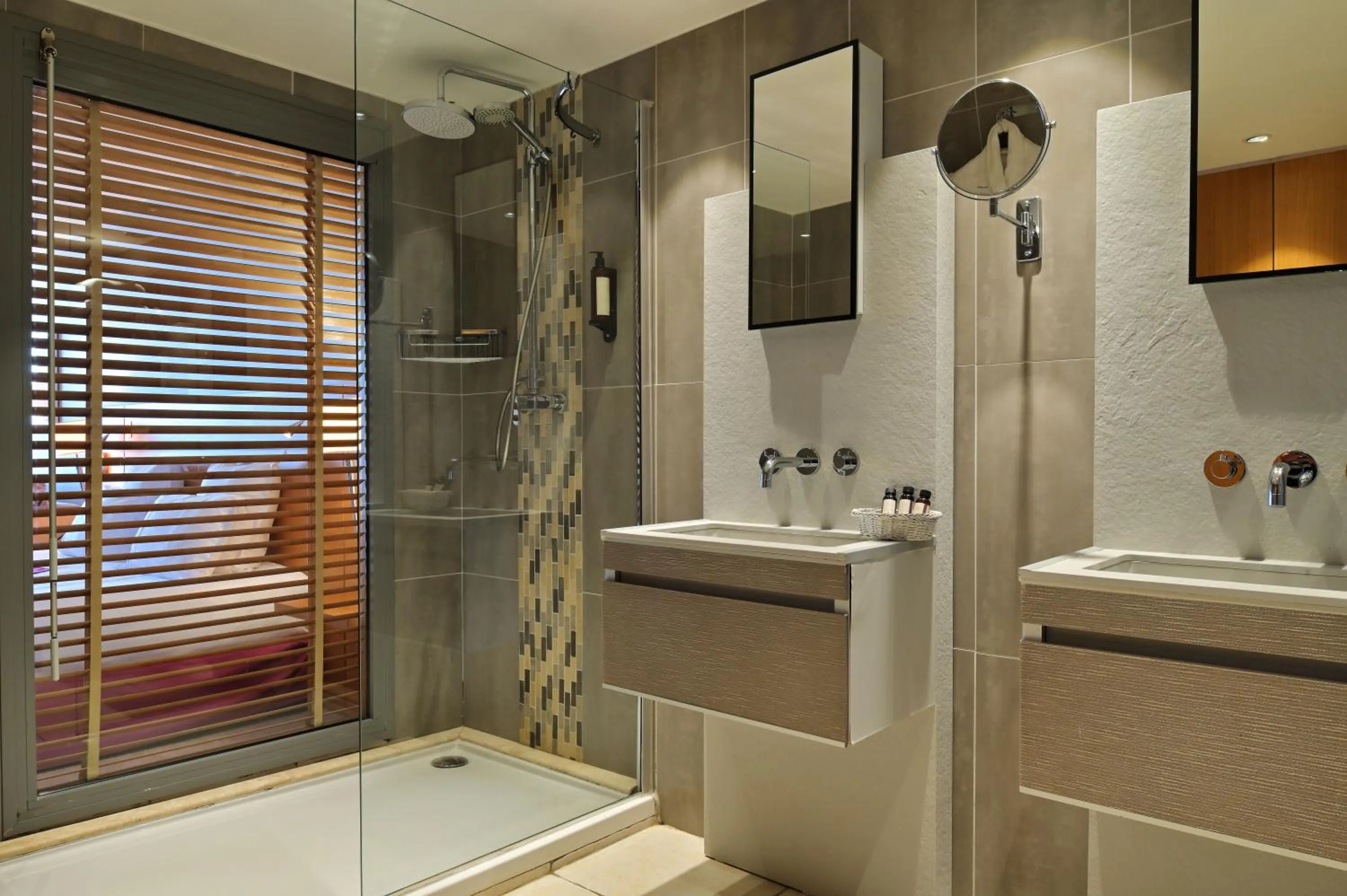 Shower in Hôtel Restaurant Dolce Vita