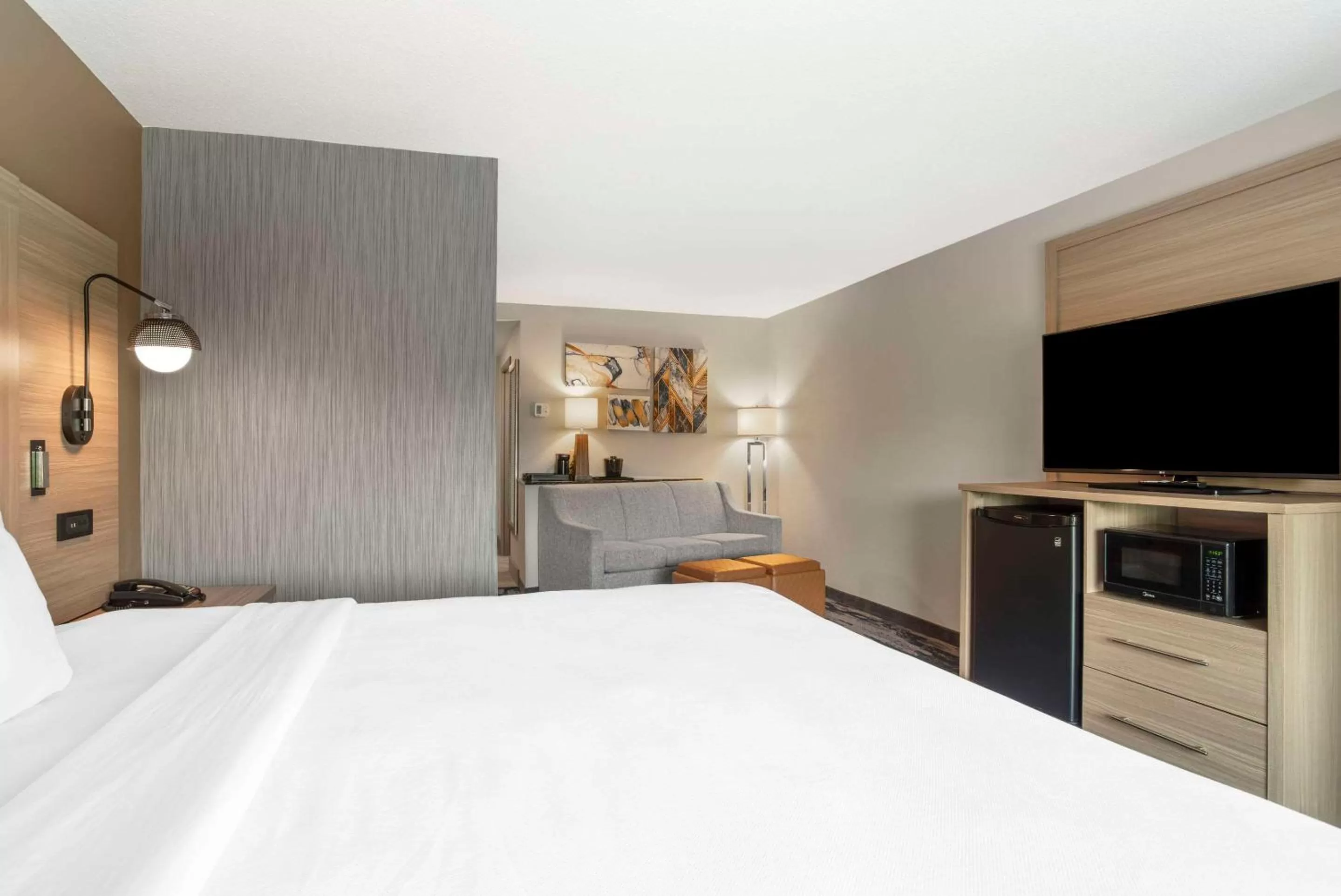 Bedroom, Bed in Comfort Suites At WestGate Mall