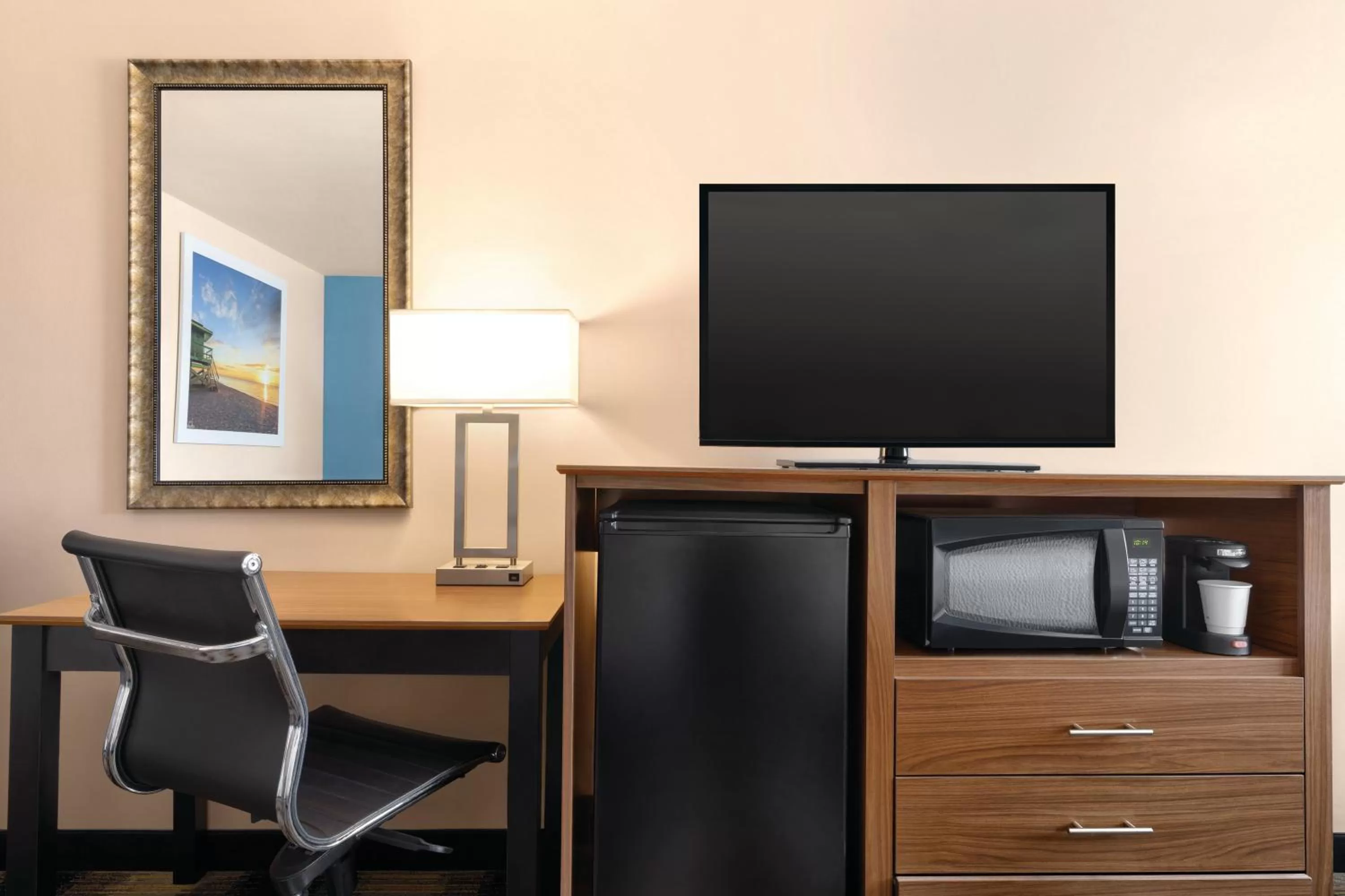 TV and multimedia in Days Inn by Wyndham Middletown/Newport Area