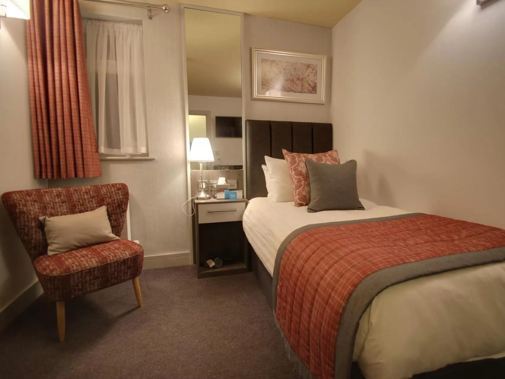 Bedroom, Bed in The Suffolk Hotel