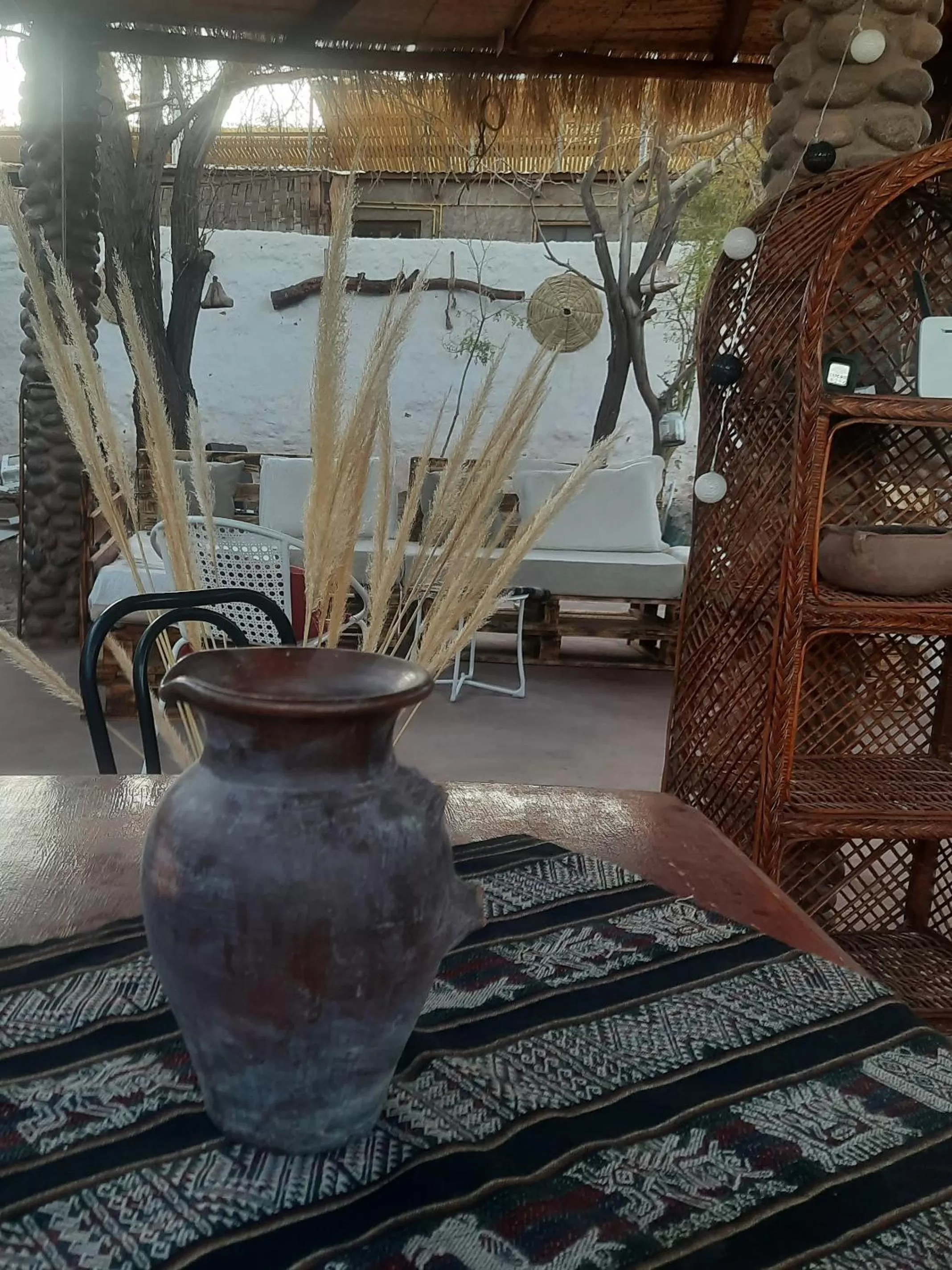 Seating area in Hostal Katarpe