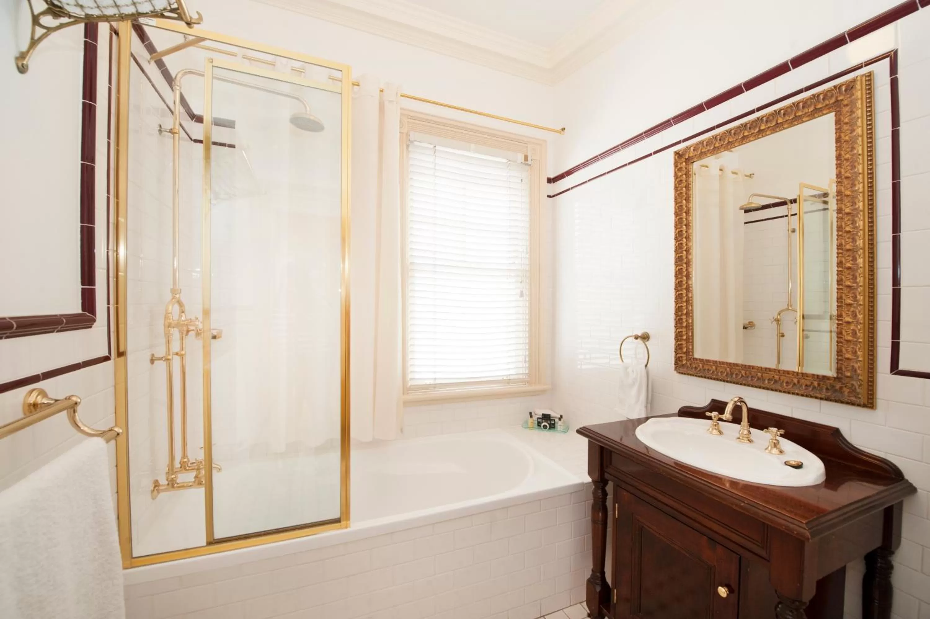 Bathroom in Cobb & Co Court Boutique Hotel