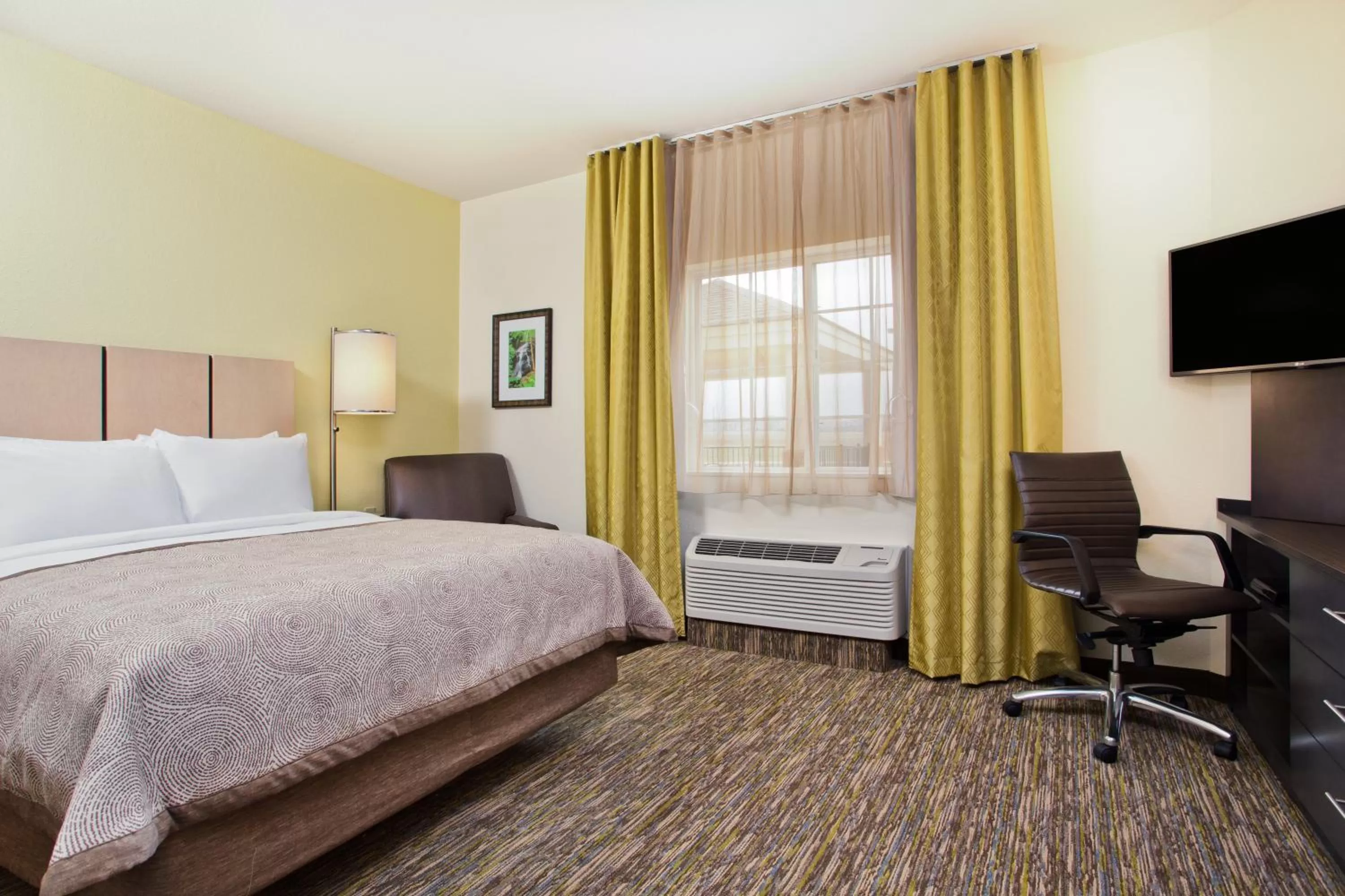 Photo of the whole room, Bed in Candlewood Suites Fort Campbell - Oak Grove by IHG