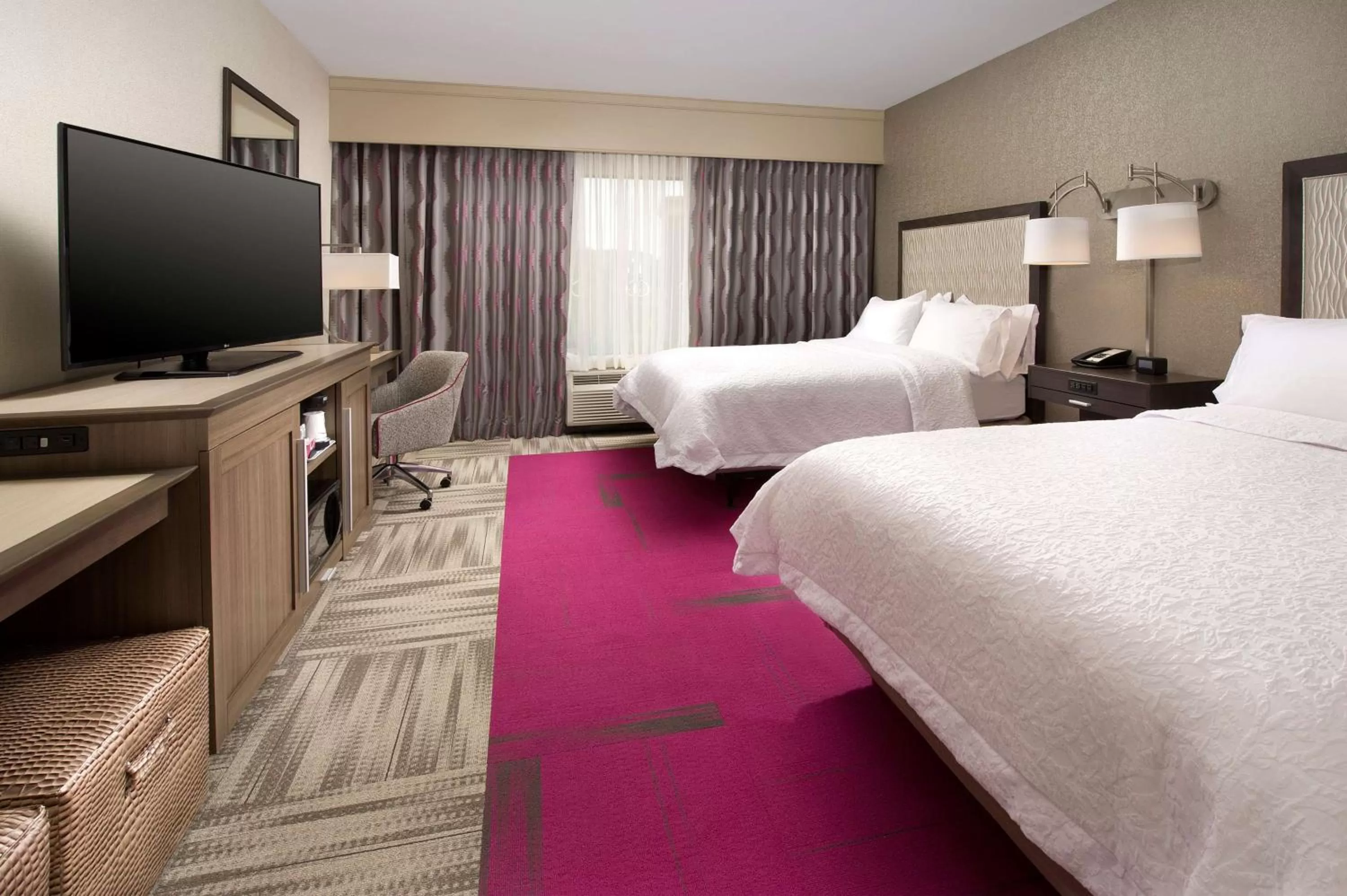 Bed in Hampton Inn Louisville East Hurstbourne