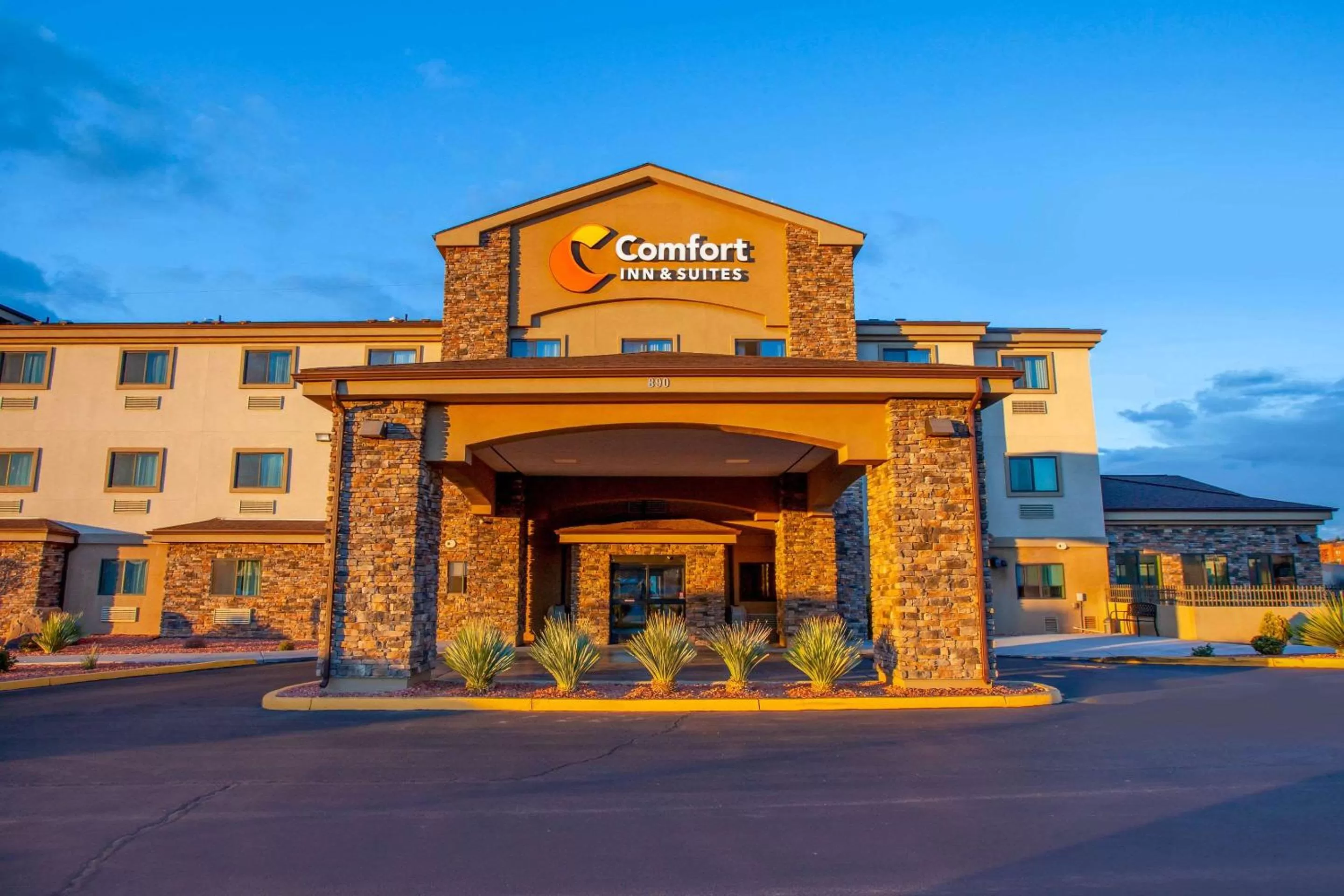 Property building in Comfort Inn & Suites Page at Lake Powell