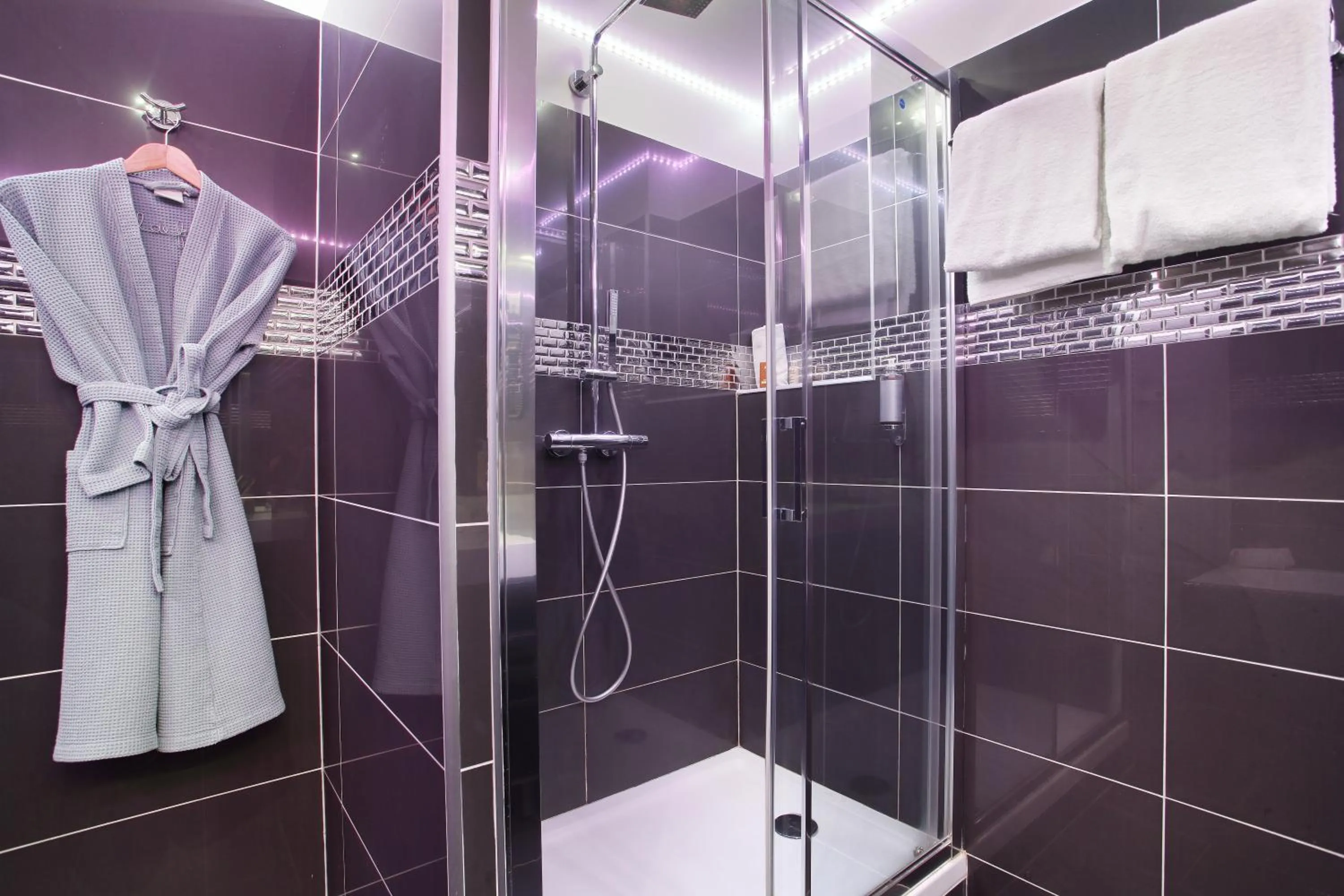 Bathroom in Hôtel de France