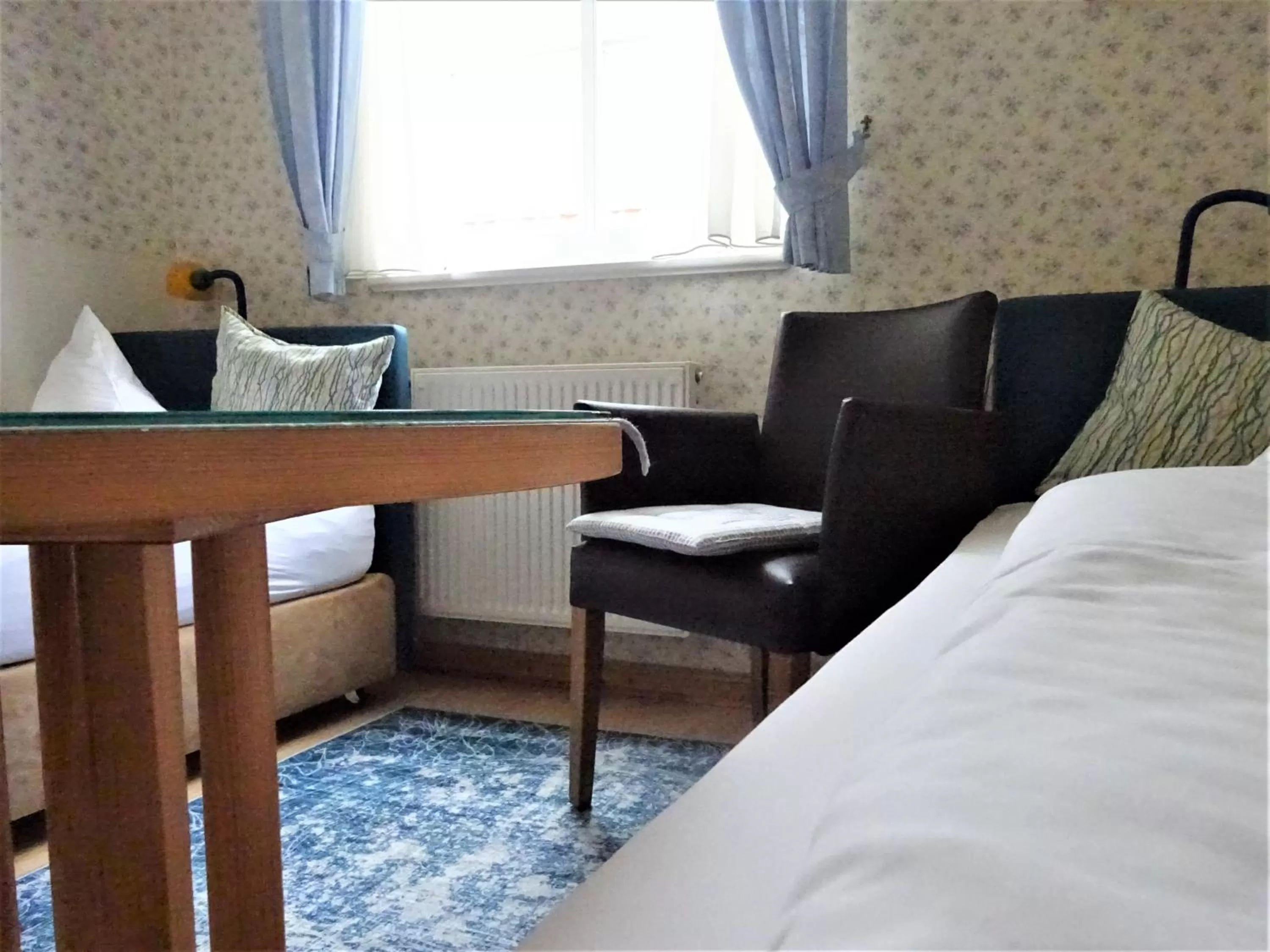 Seating area, Bed in Hotel Pension Zur Fährbrücke