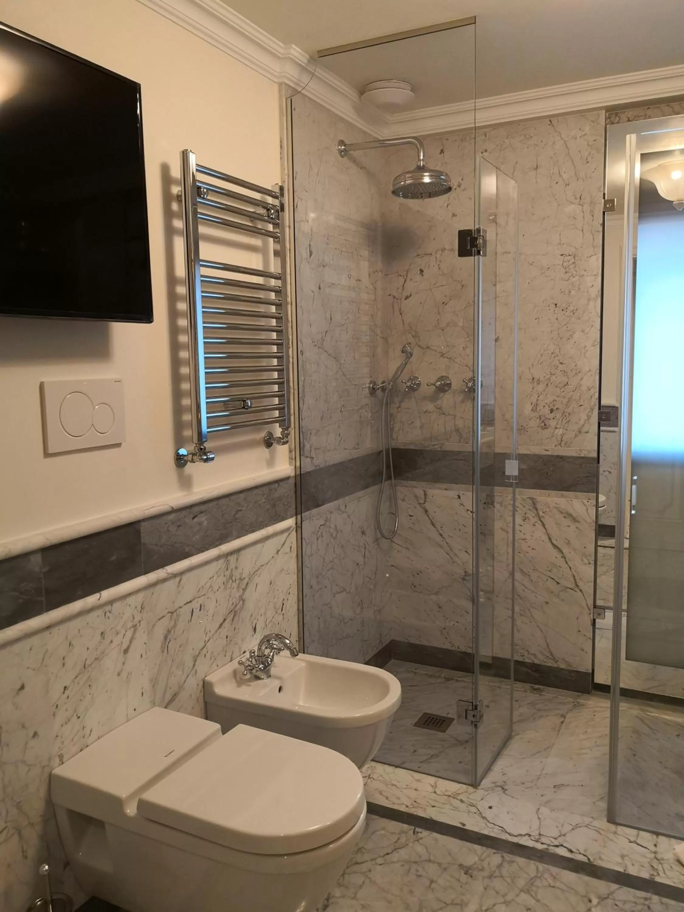 Bathroom in Ca' Bonfadini Historic Experience