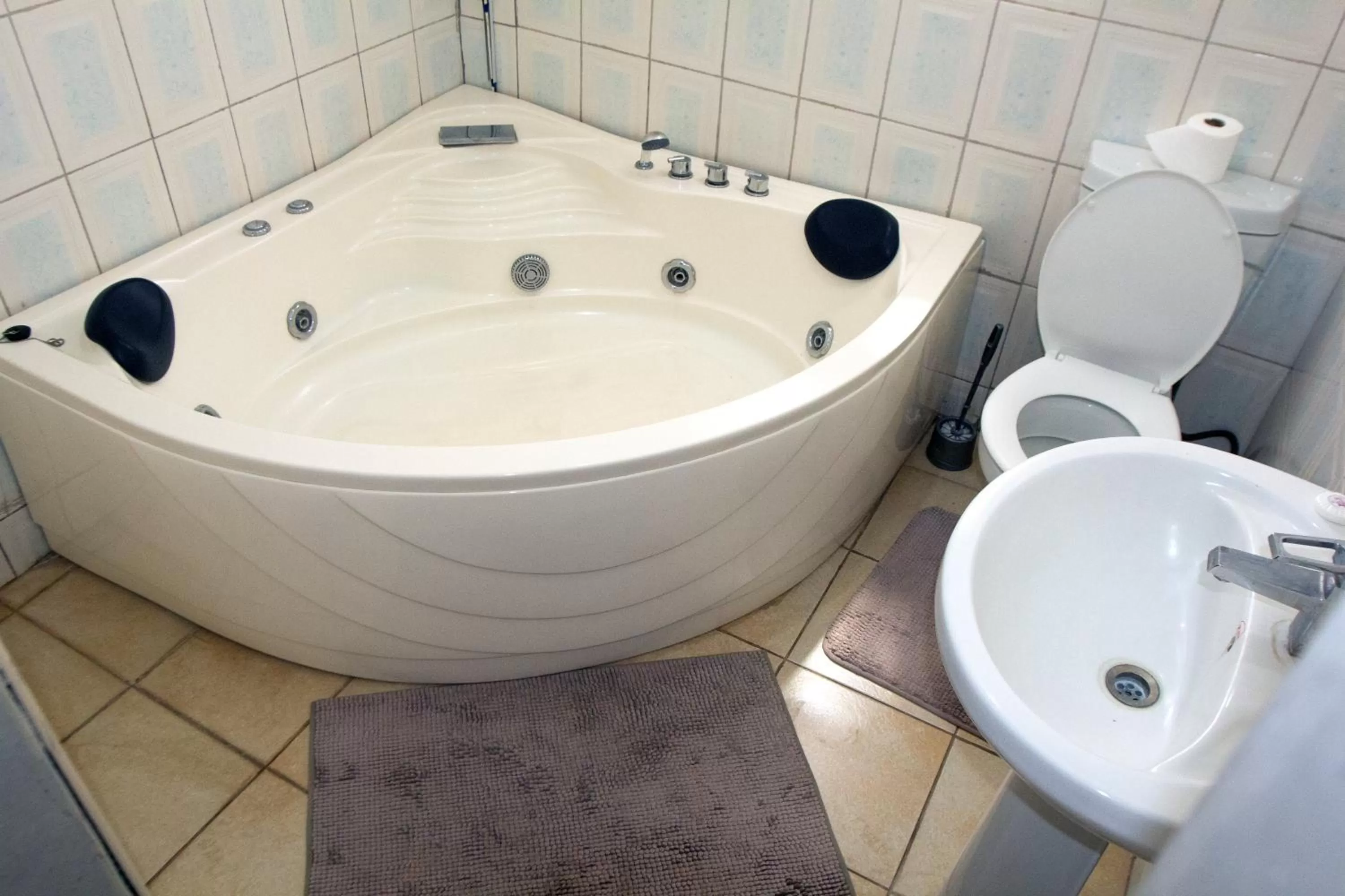 Toilet in Golden Days Lodge