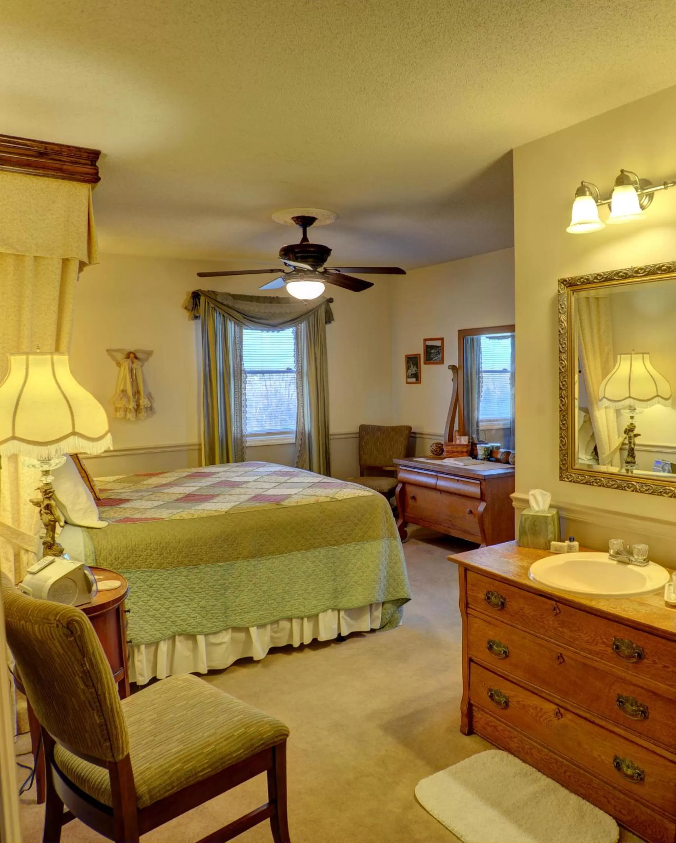 Deluxe King Suite in Blue Mountain Mist Country Inn