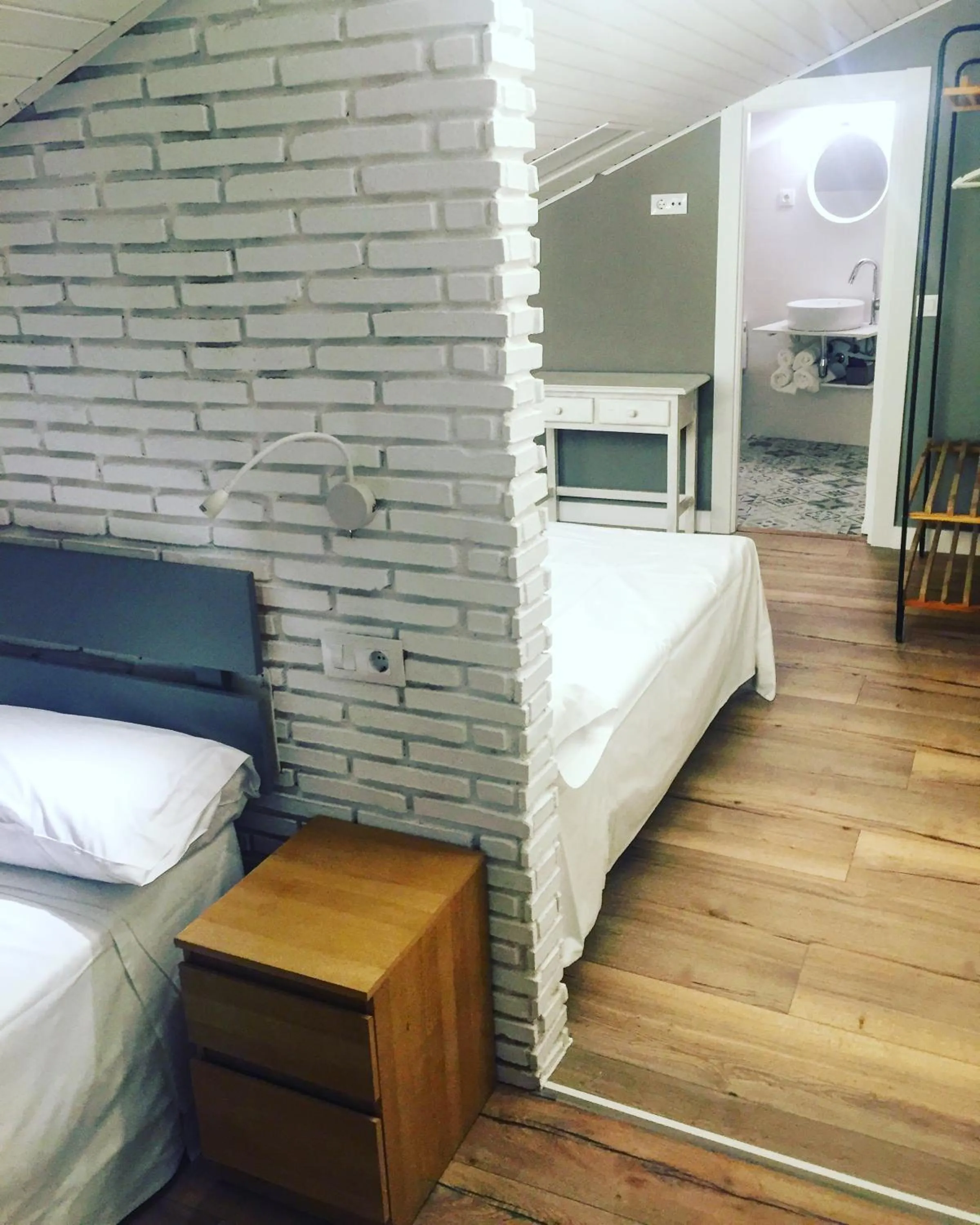 Photo of the whole room, Bed in Le Vintage