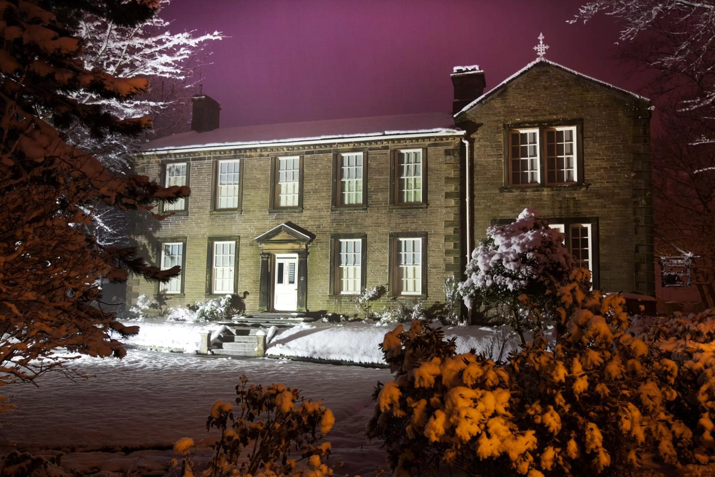 Property building, Winter in The Fleece Inn