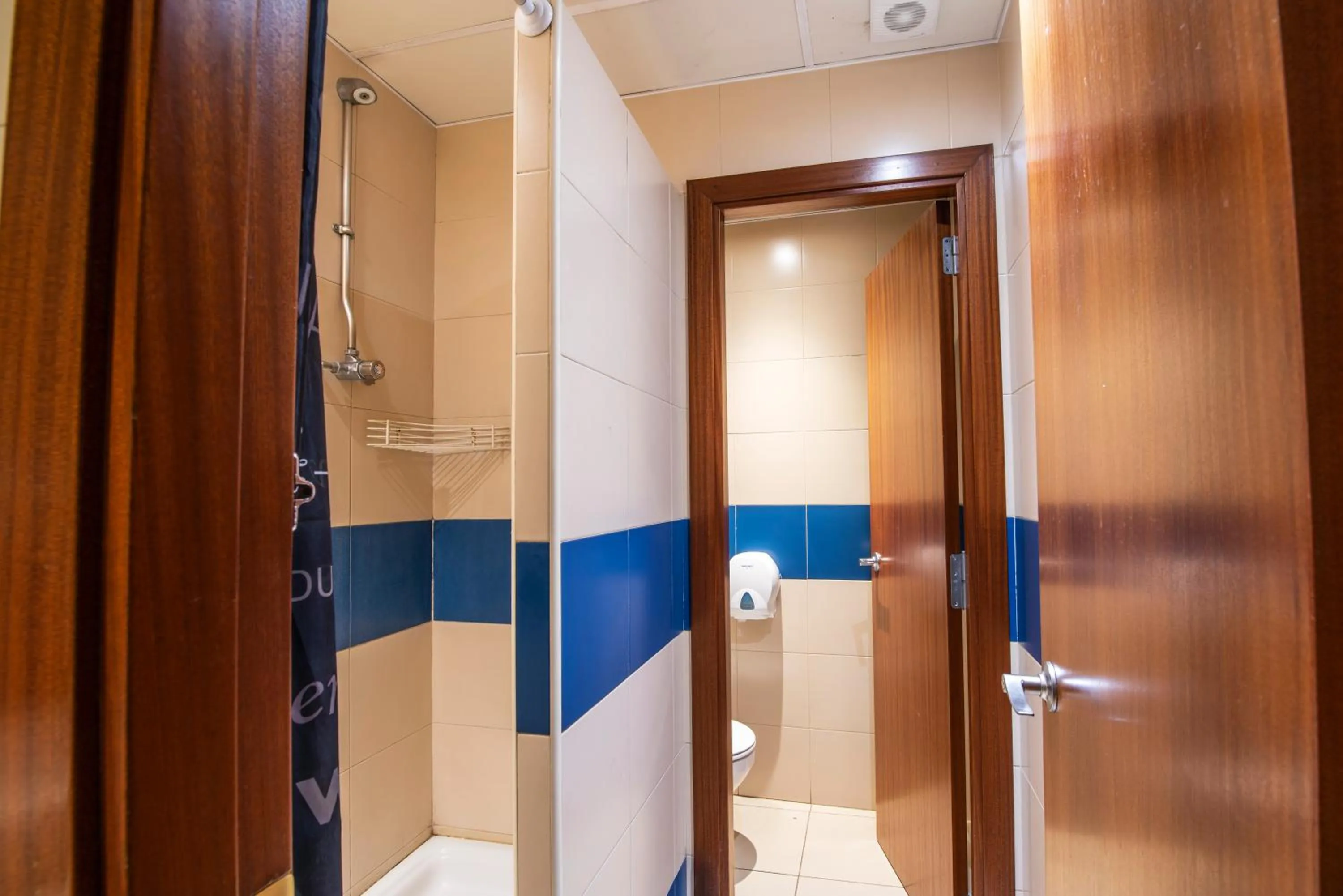 Bathroom in Safestay Barcelona Passeig de Gràcia