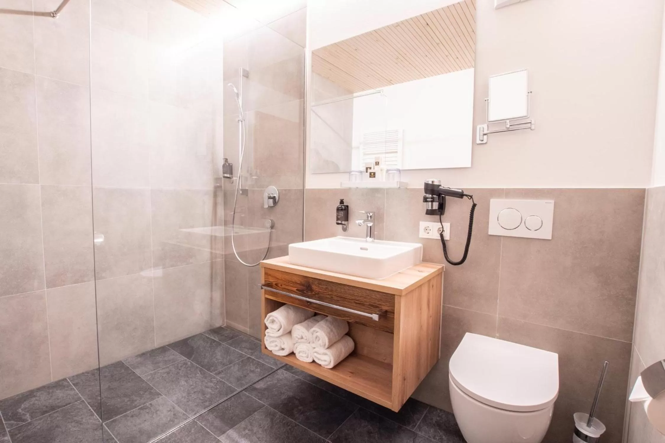 Bathroom in Alpengasthof Hörnlepass