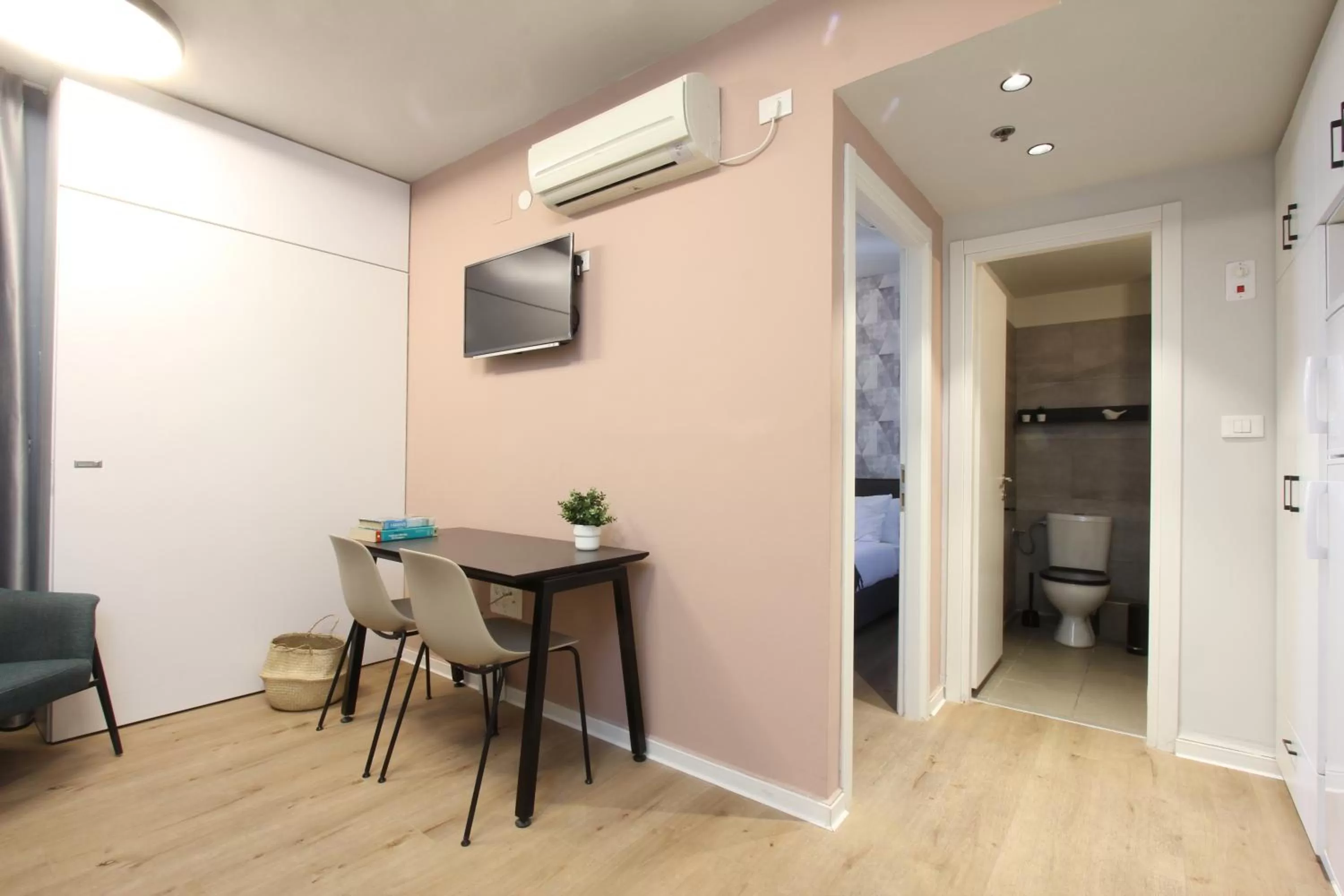 TV and multimedia in דירות גני תערוכה - TLV university apartments near Expo by Sea N' Rent