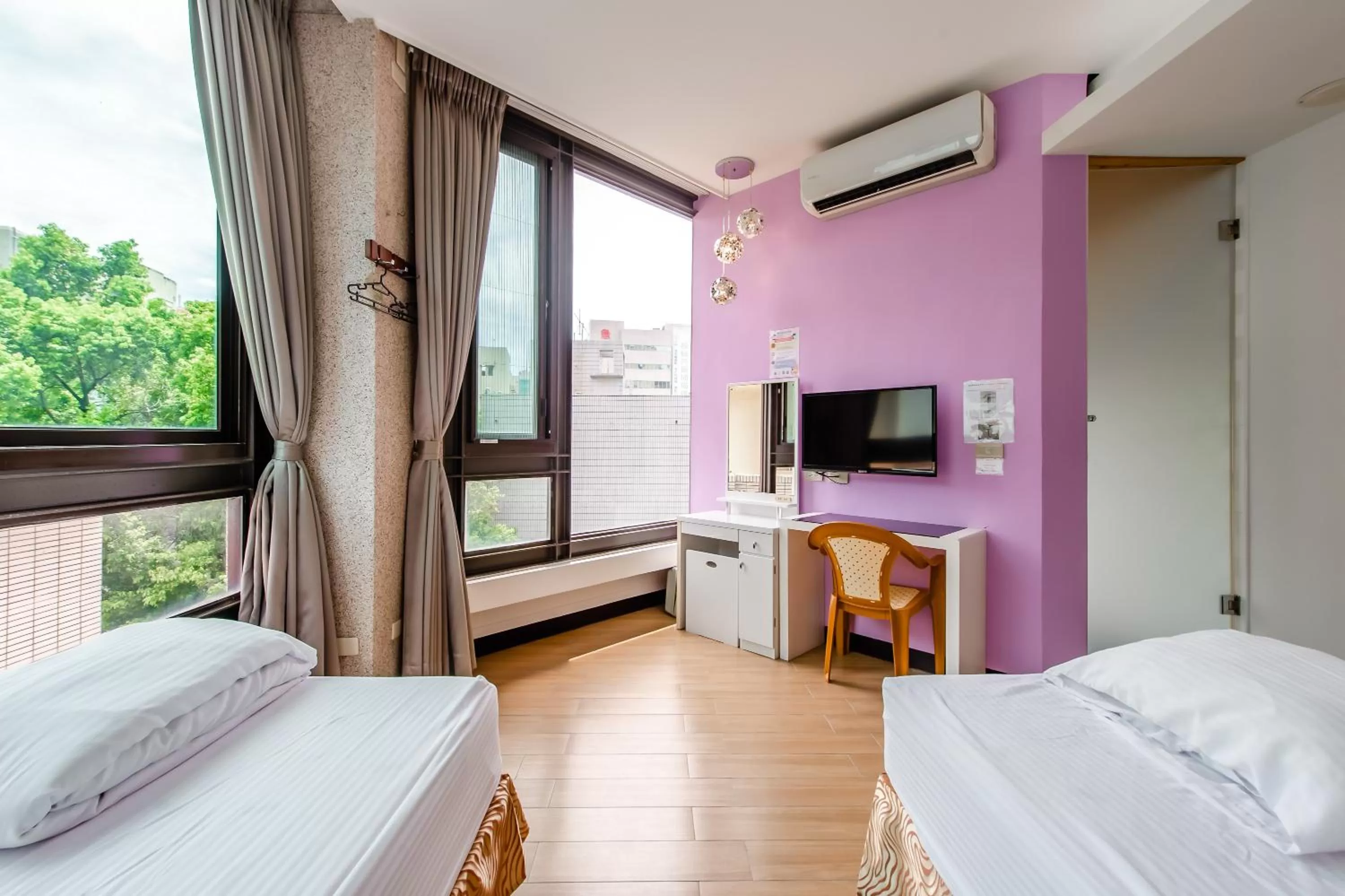 Photo of the whole room, Bed in lightness Station Inn