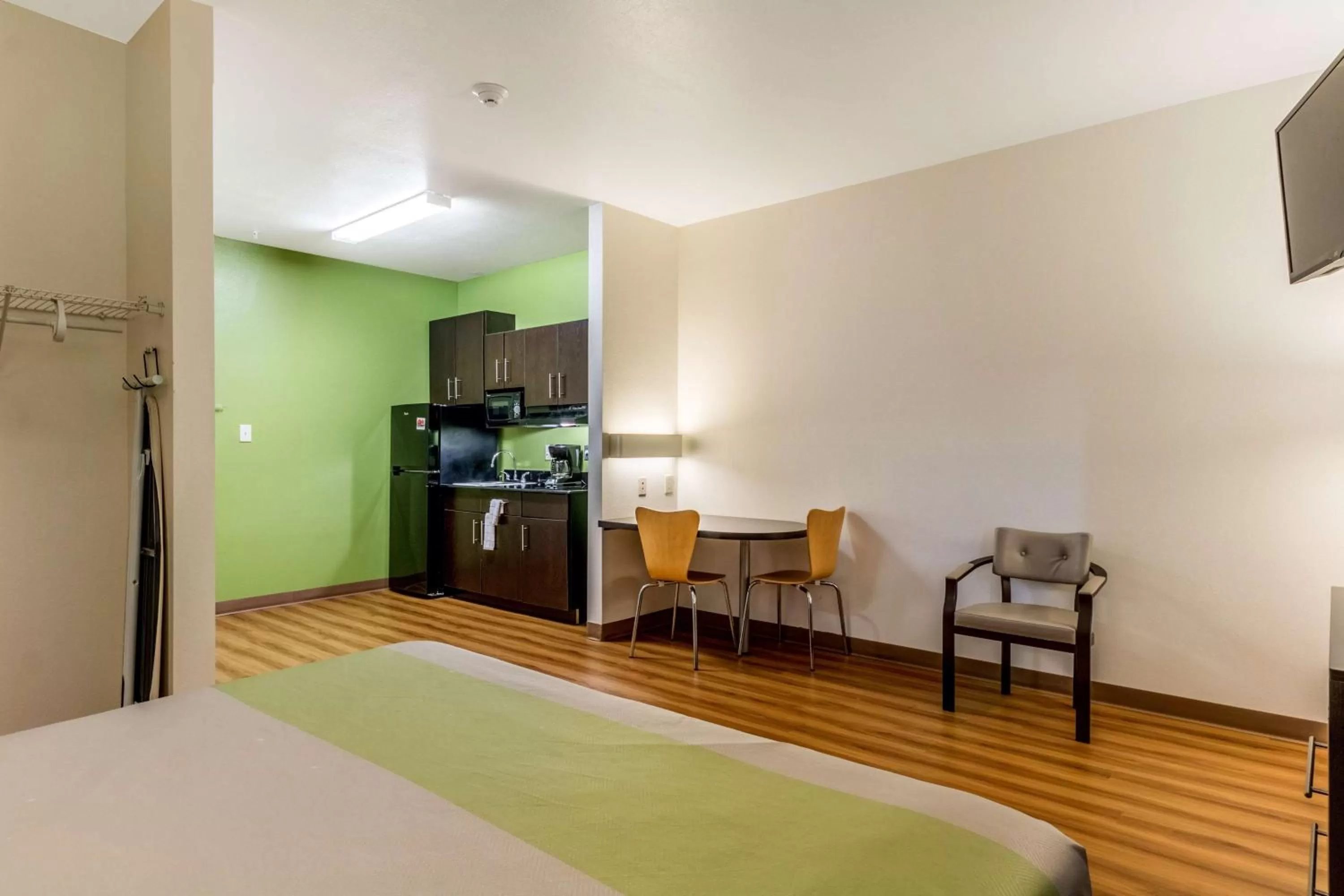 Photo of the whole room, Bed in Super 8 by Wyndham Kenedy