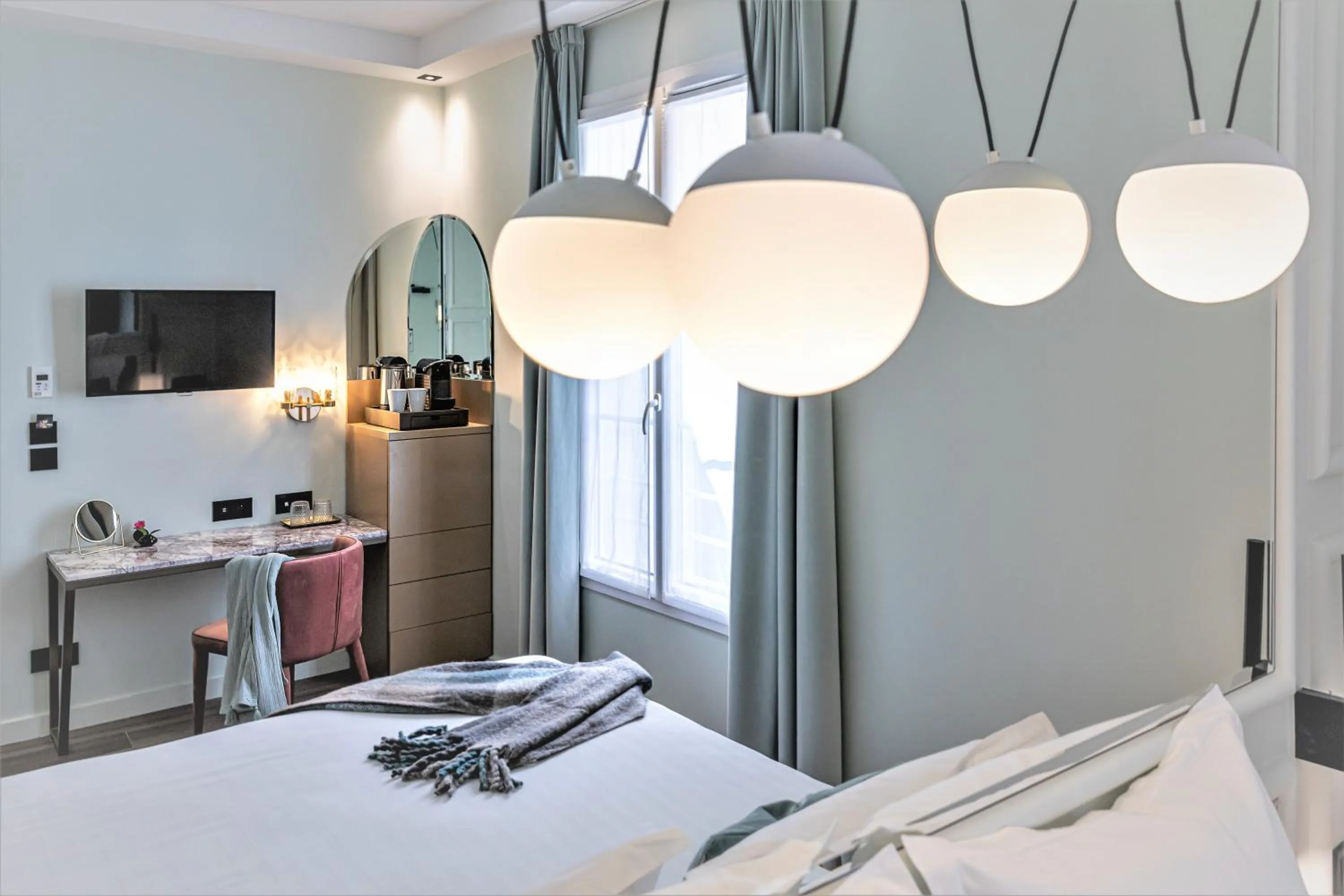 TV and multimedia, Bed in Hôtel Veryste & Spa Paris