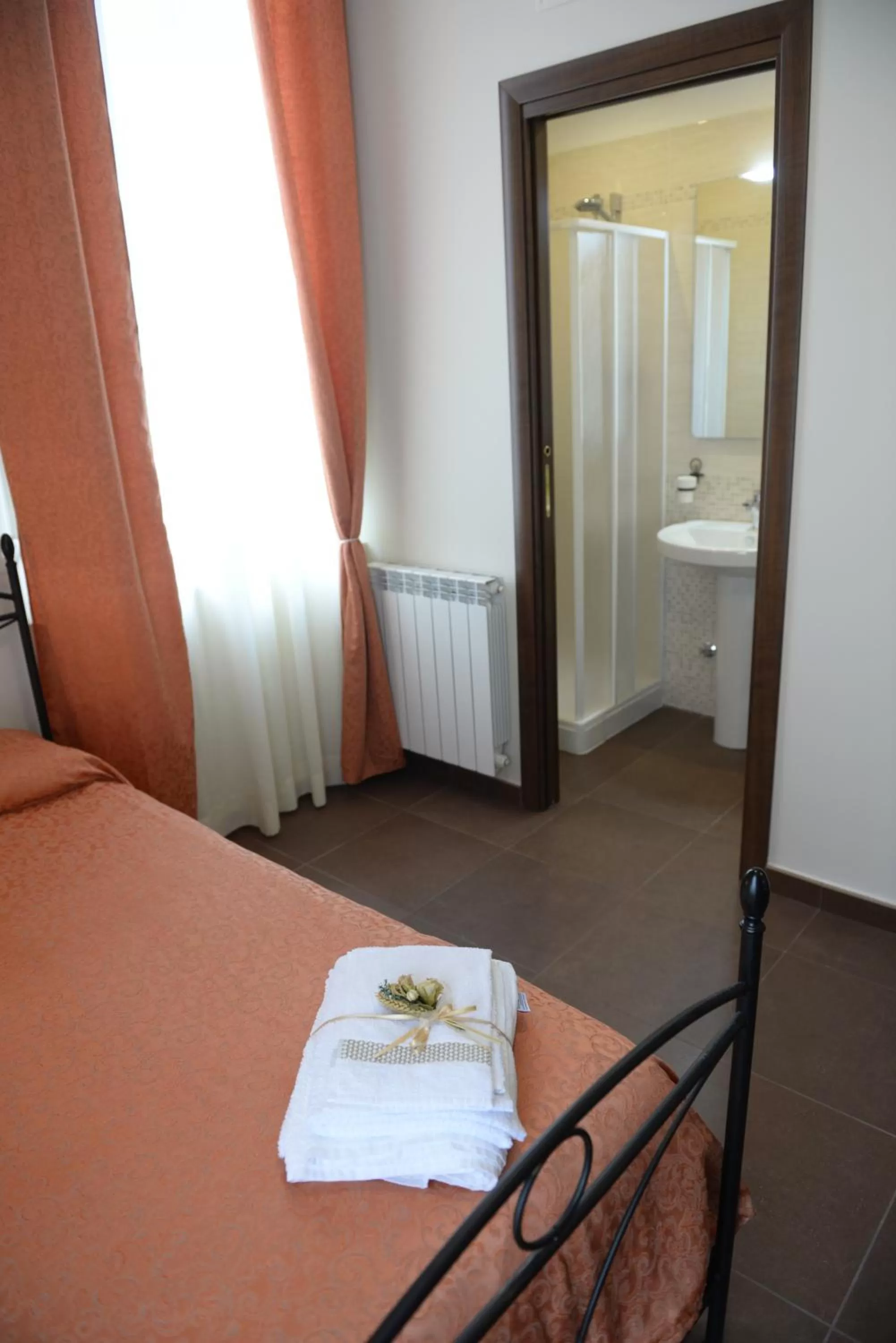 Bathroom, Bed in B&B San Leonardo