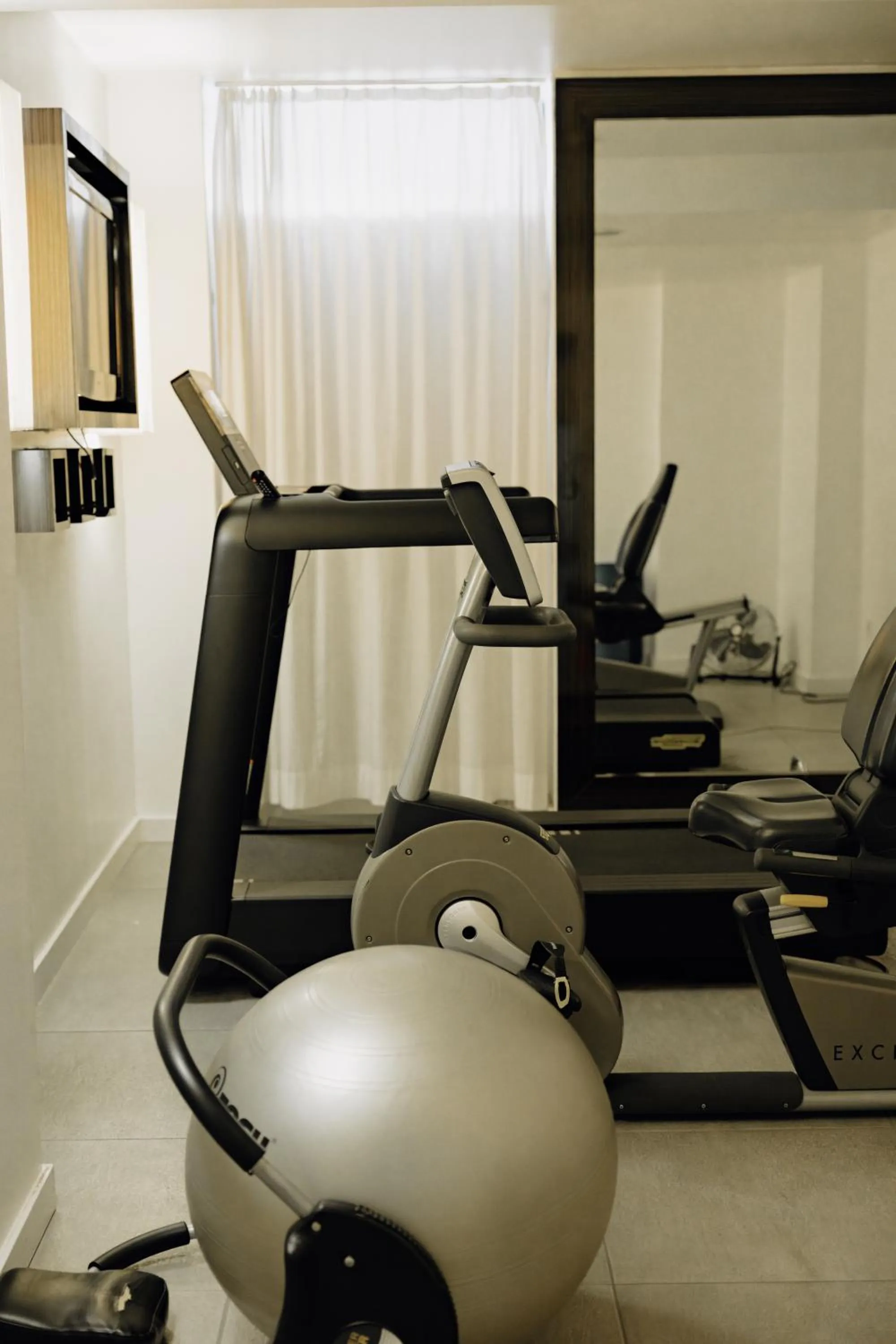 Fitness centre/facilities in The Pure, Frankfurt, a Member of Design Hotels