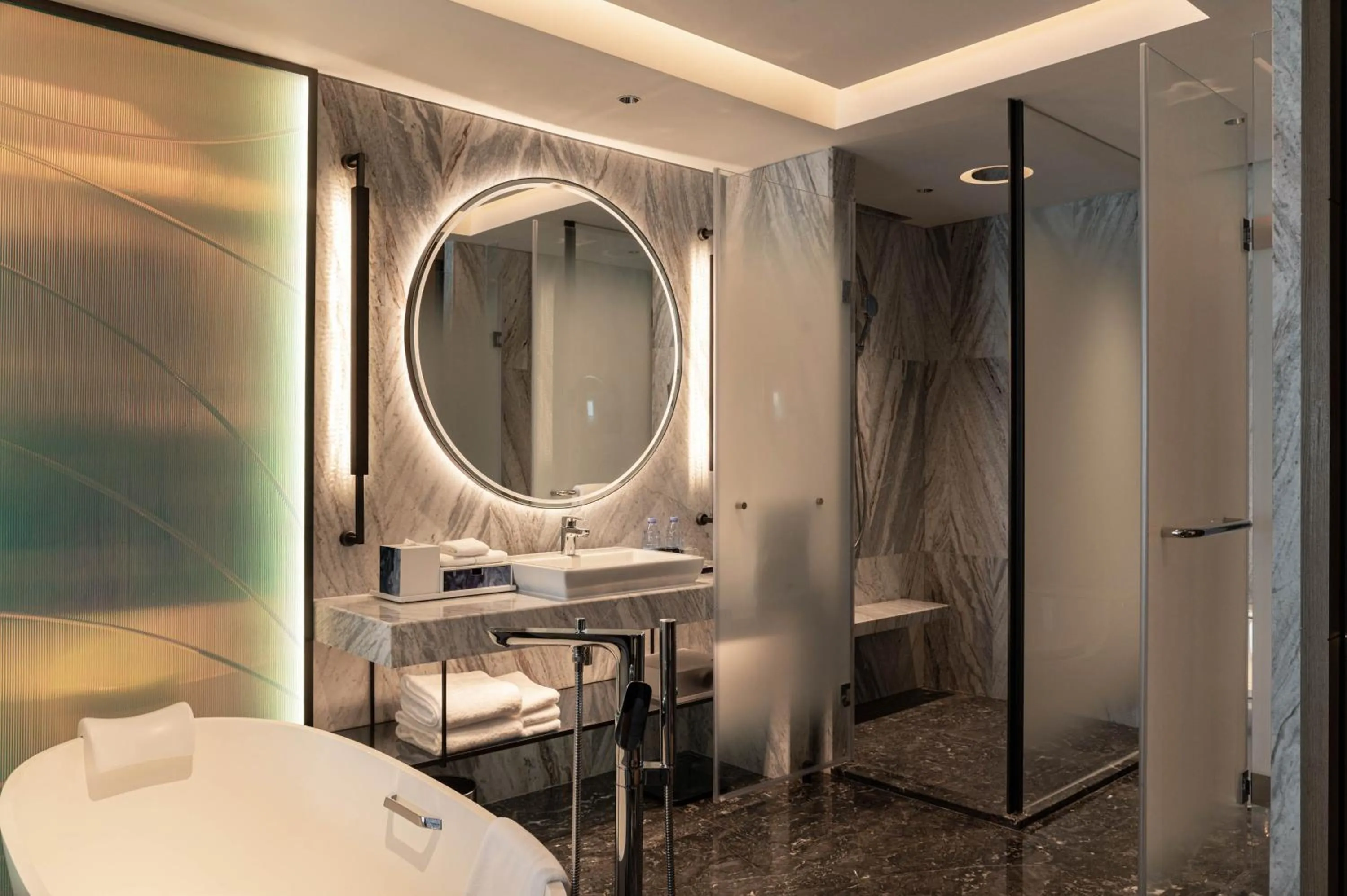 Bathroom, Bed in Renaissance Changzhou Wujin Hotel