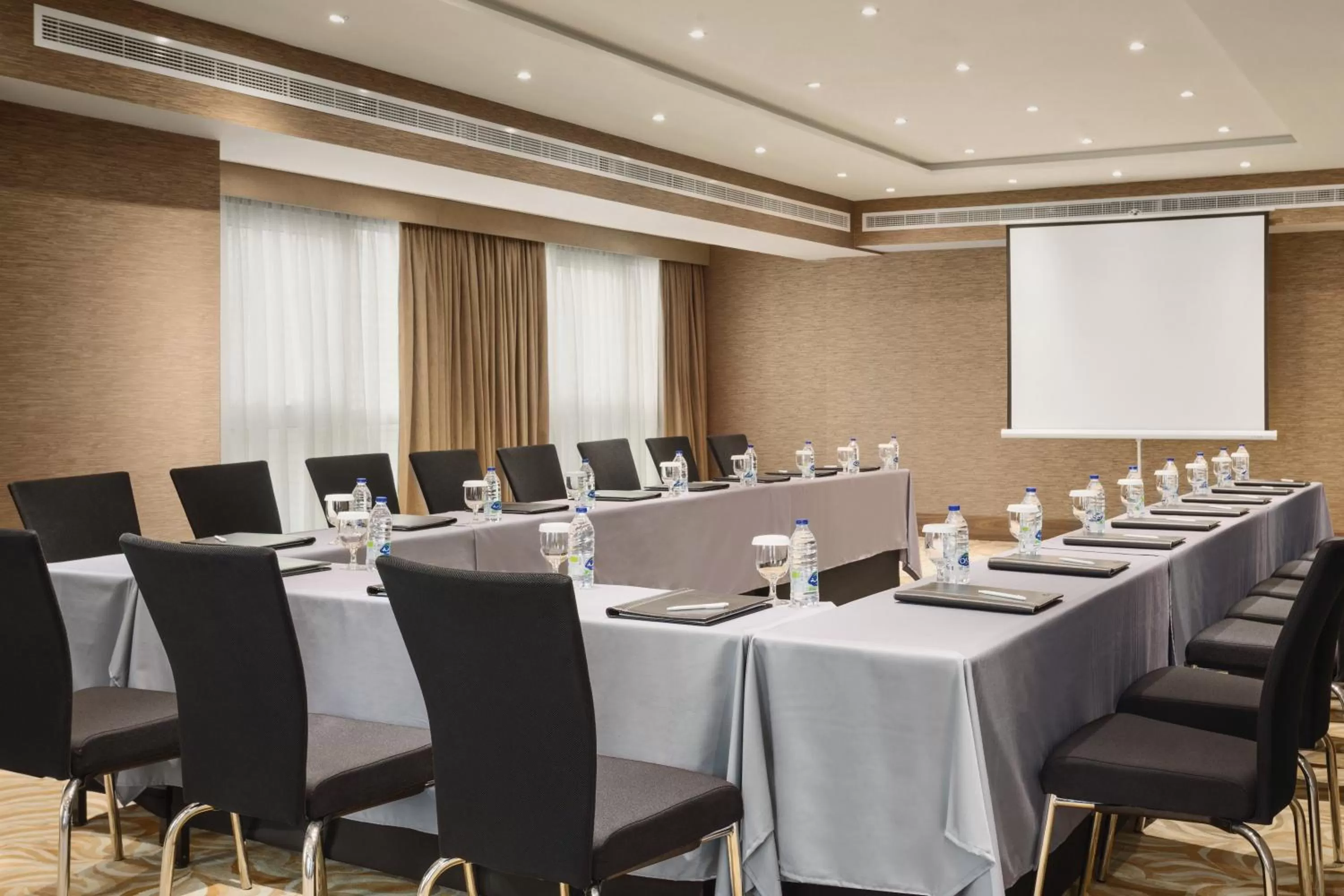 Meeting/conference room in Hawthorn Suites by Wyndham Abu Dhabi City Center