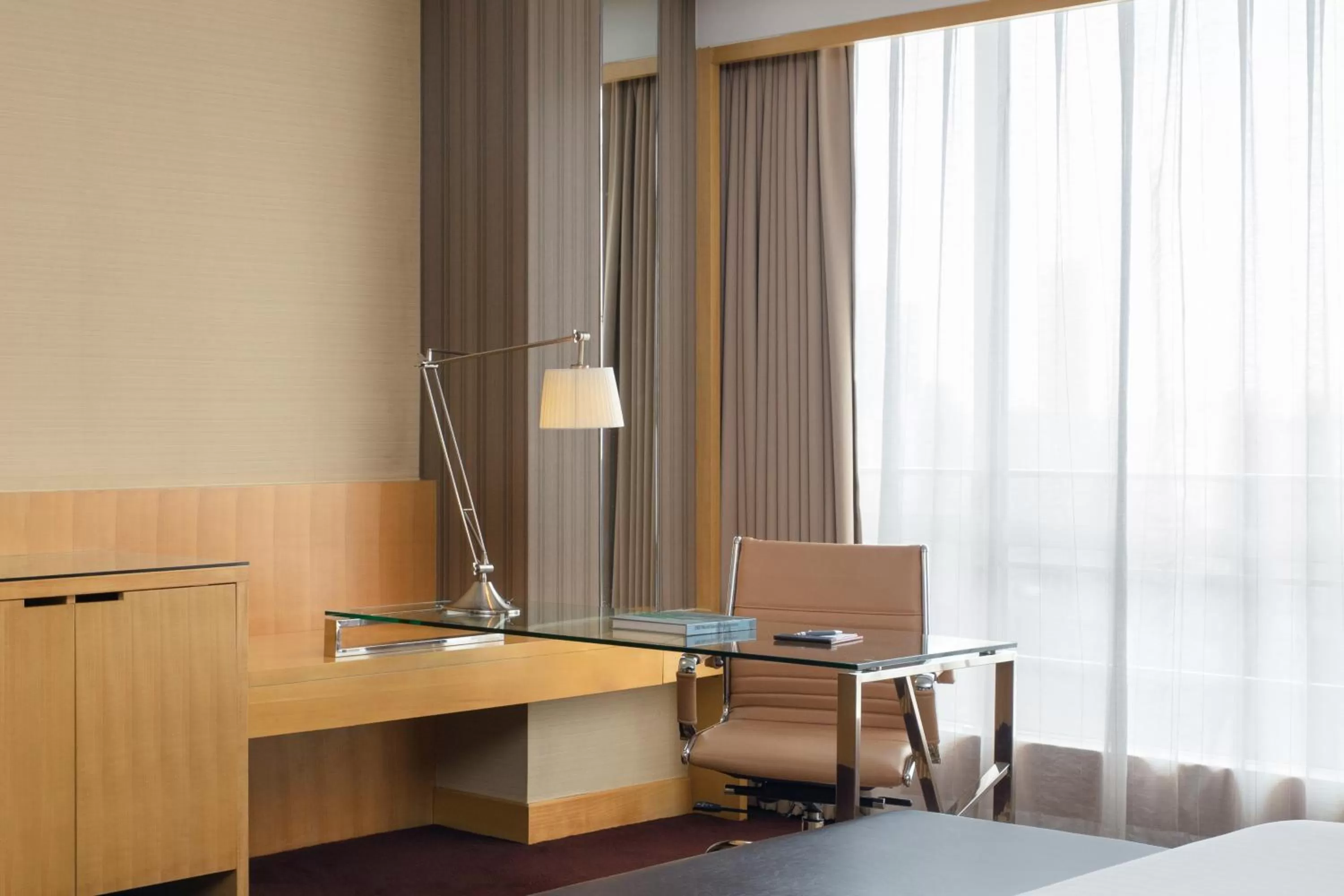 Premier King Room with City View in Courtyard by Marriott Shanghai Central