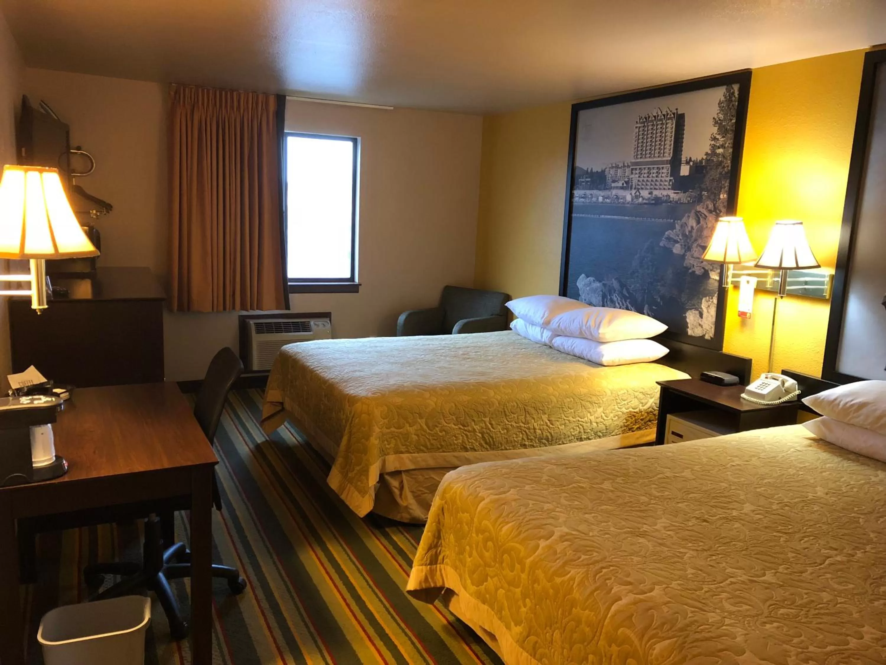 Bedroom, Bed in Super 8 by Wyndham Coeur d'Alene