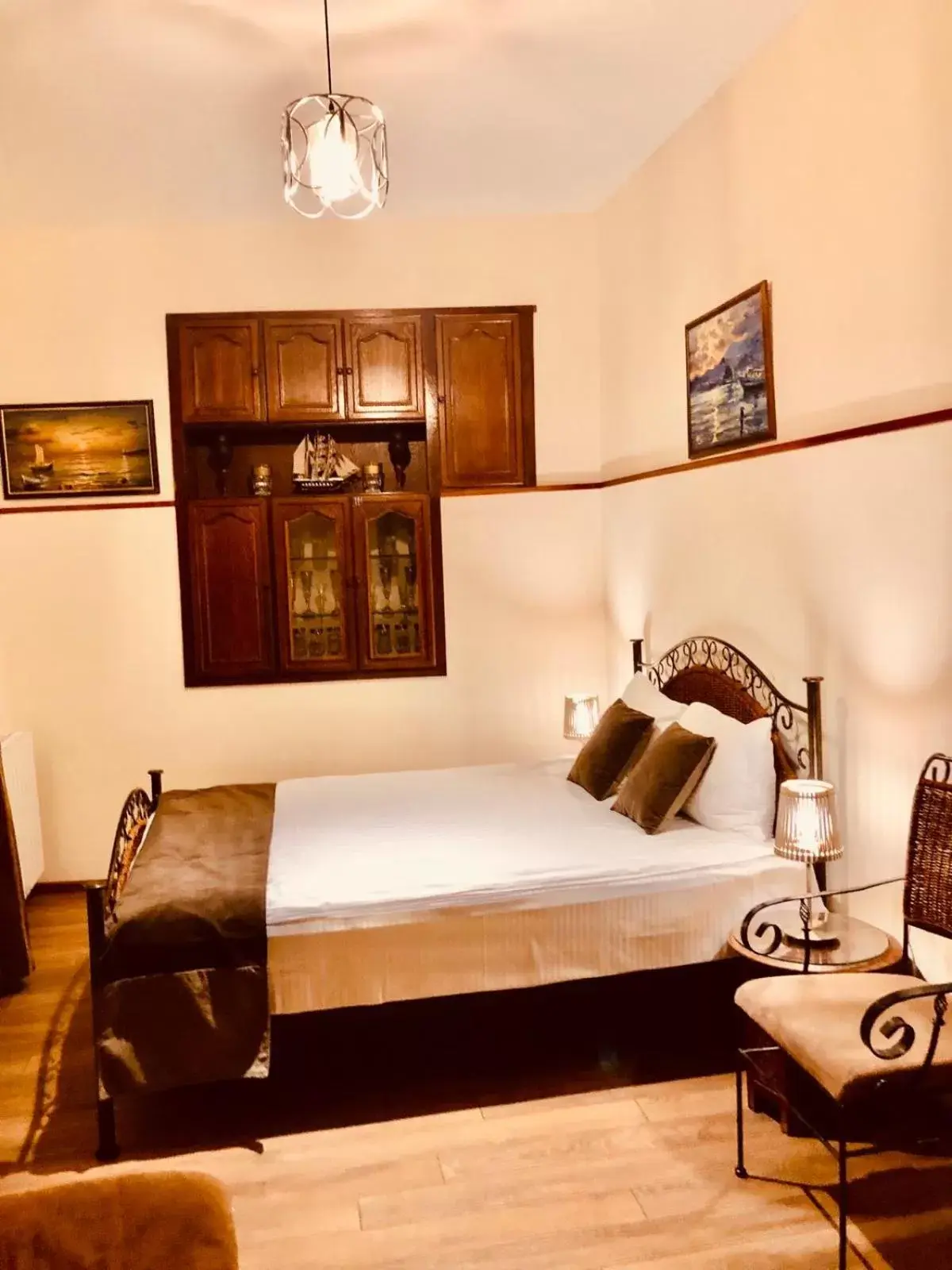 Budget Double Room in Hotel British House Budget Double Room in Hotel British House