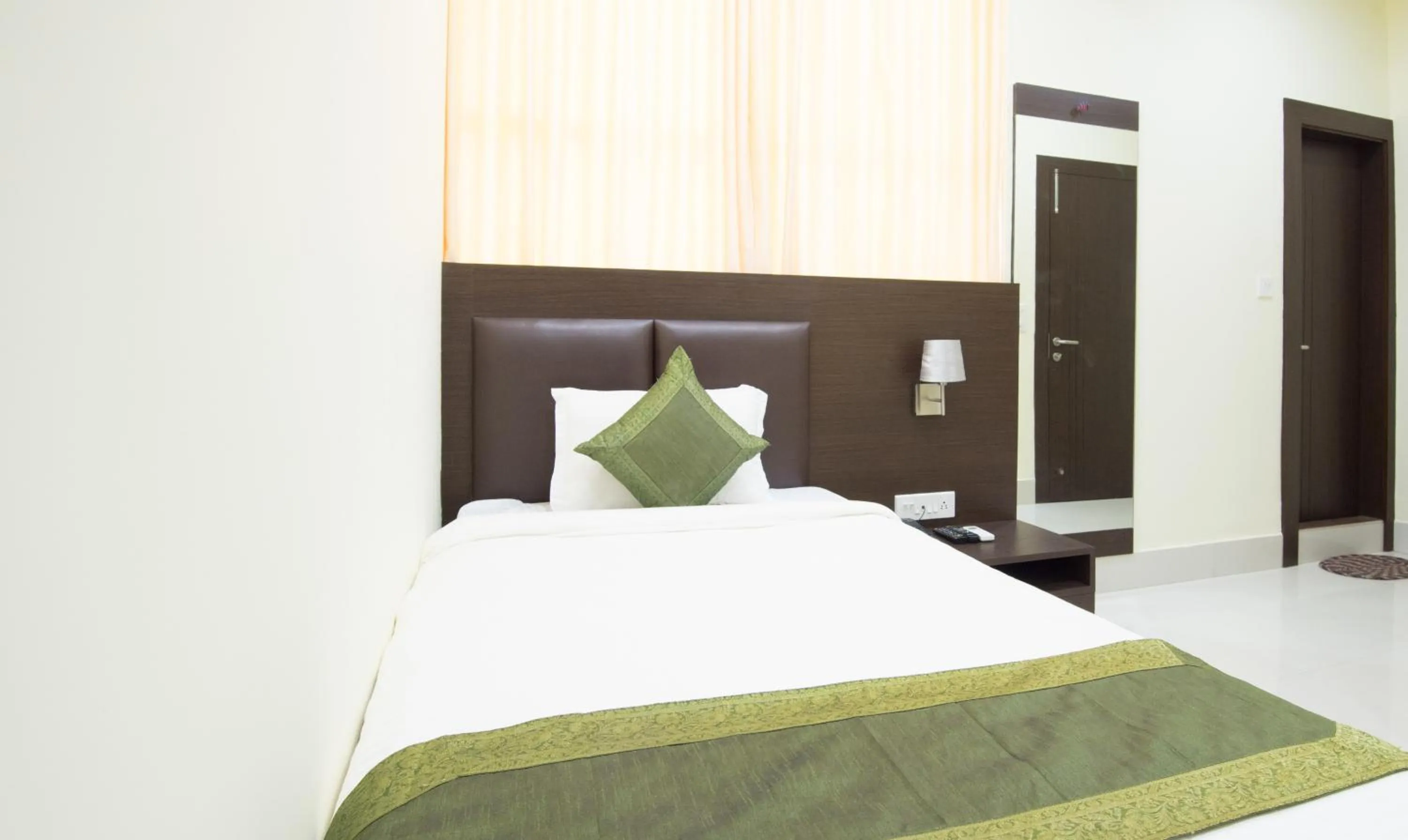 Bed in Treebo King'S Court Chandrasekharpur