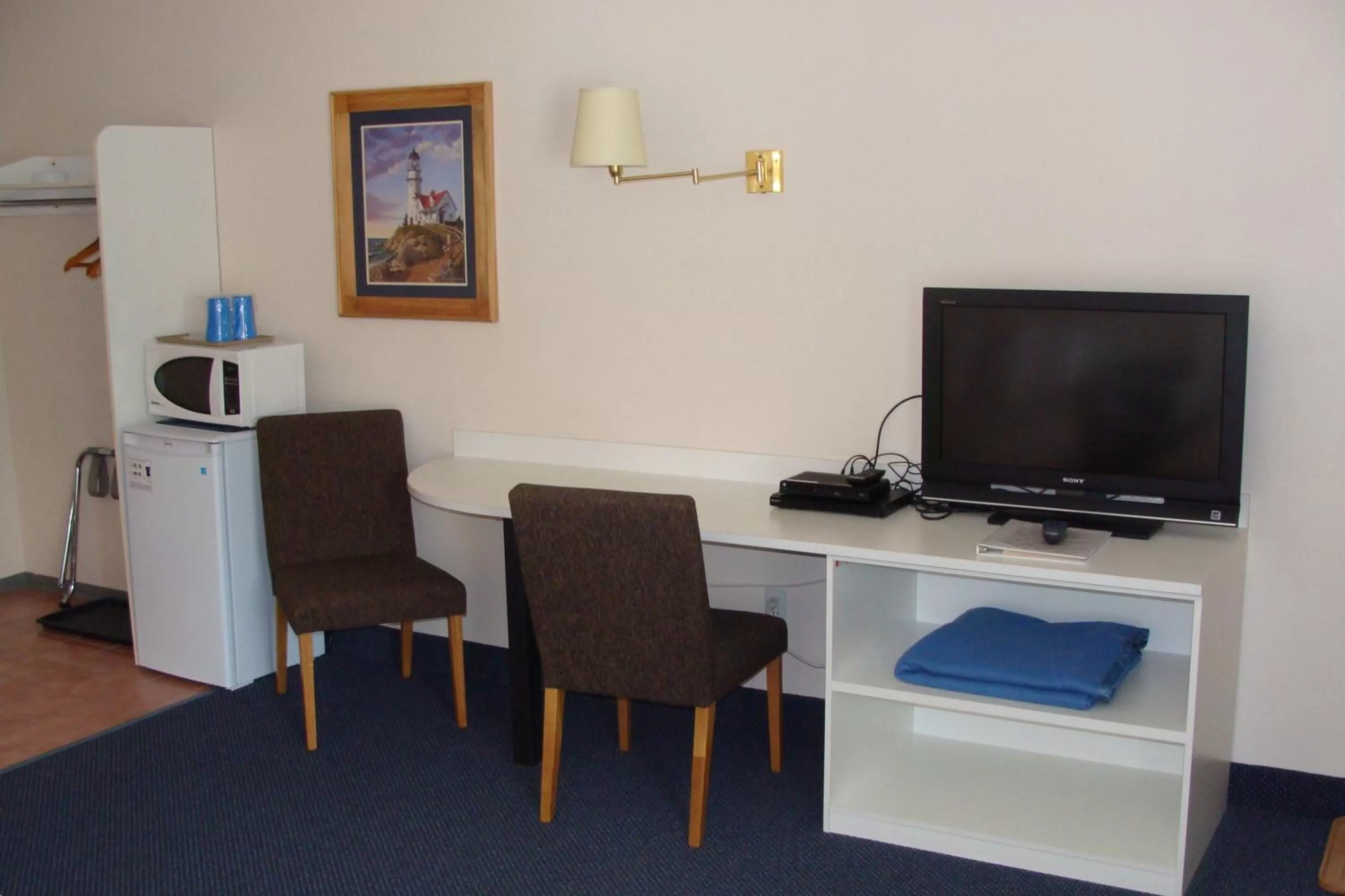 TV and multimedia, TV/Entertainment Center in Leisure Inn