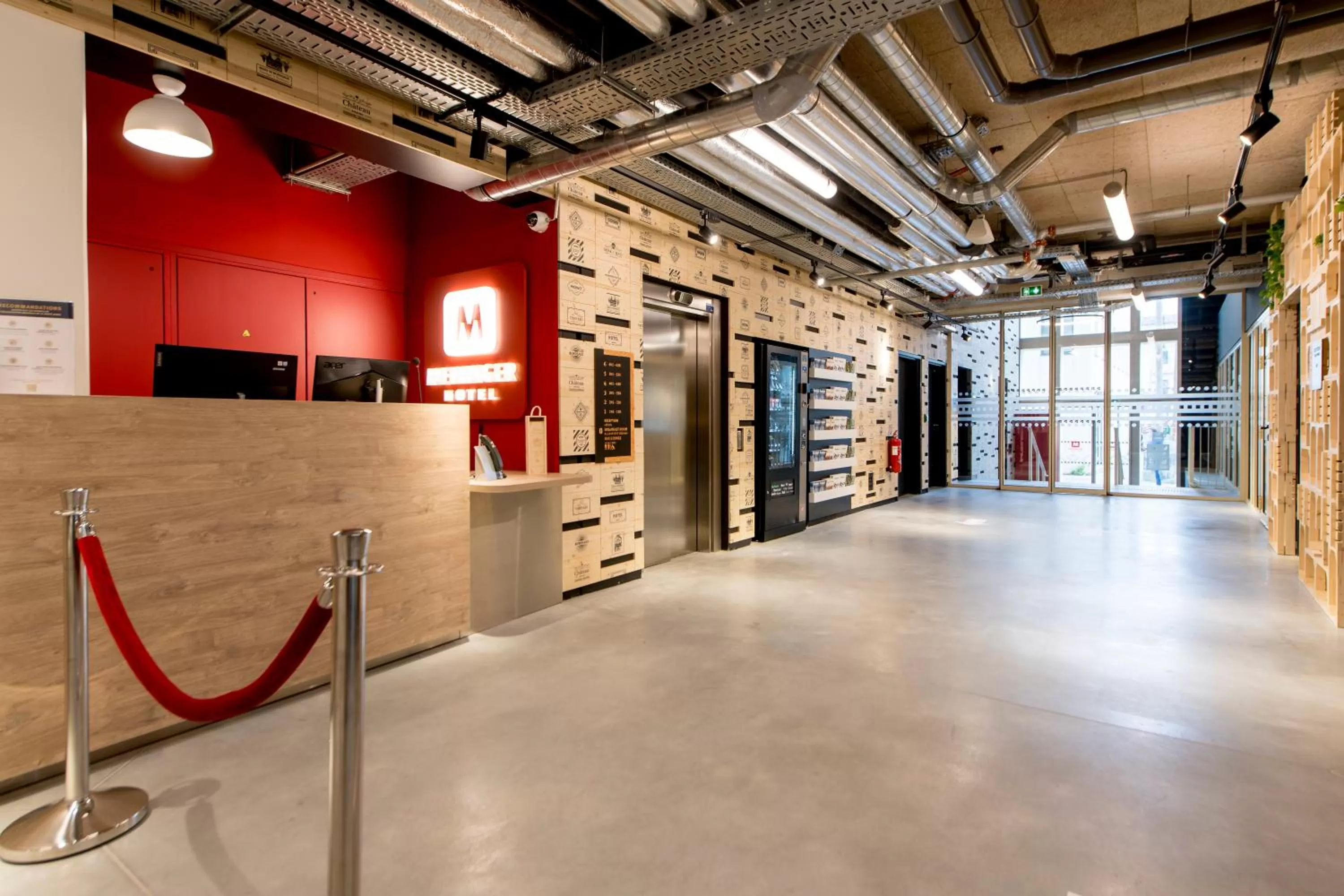Lobby or reception in MEININGER Hotel Bordeaux Gare Saint-Jean