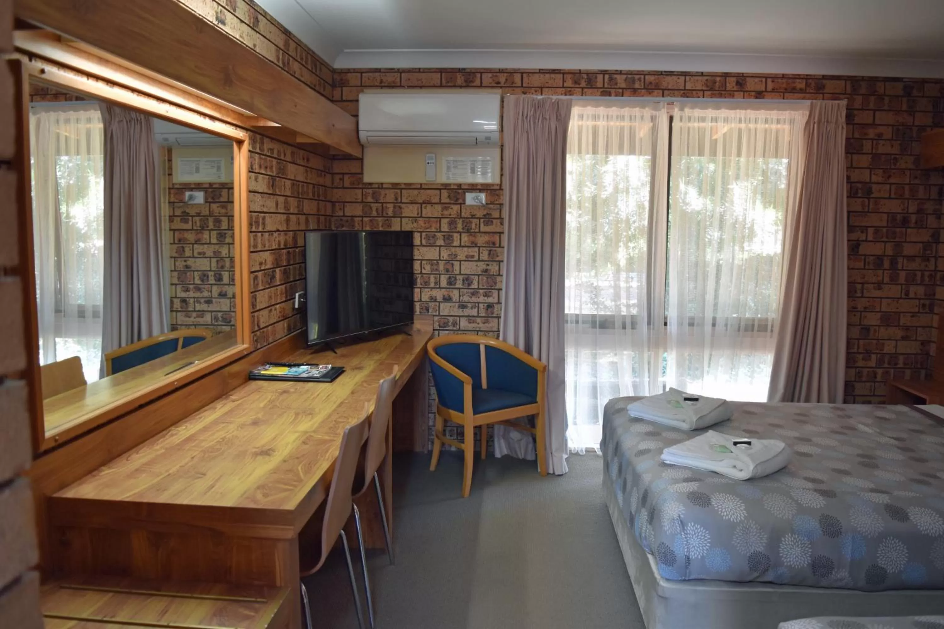 Ten Dollar Town Motel