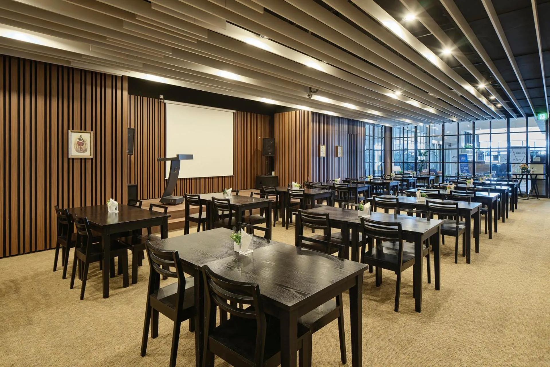 Restaurant/places to eat in The Island Blue Hotel