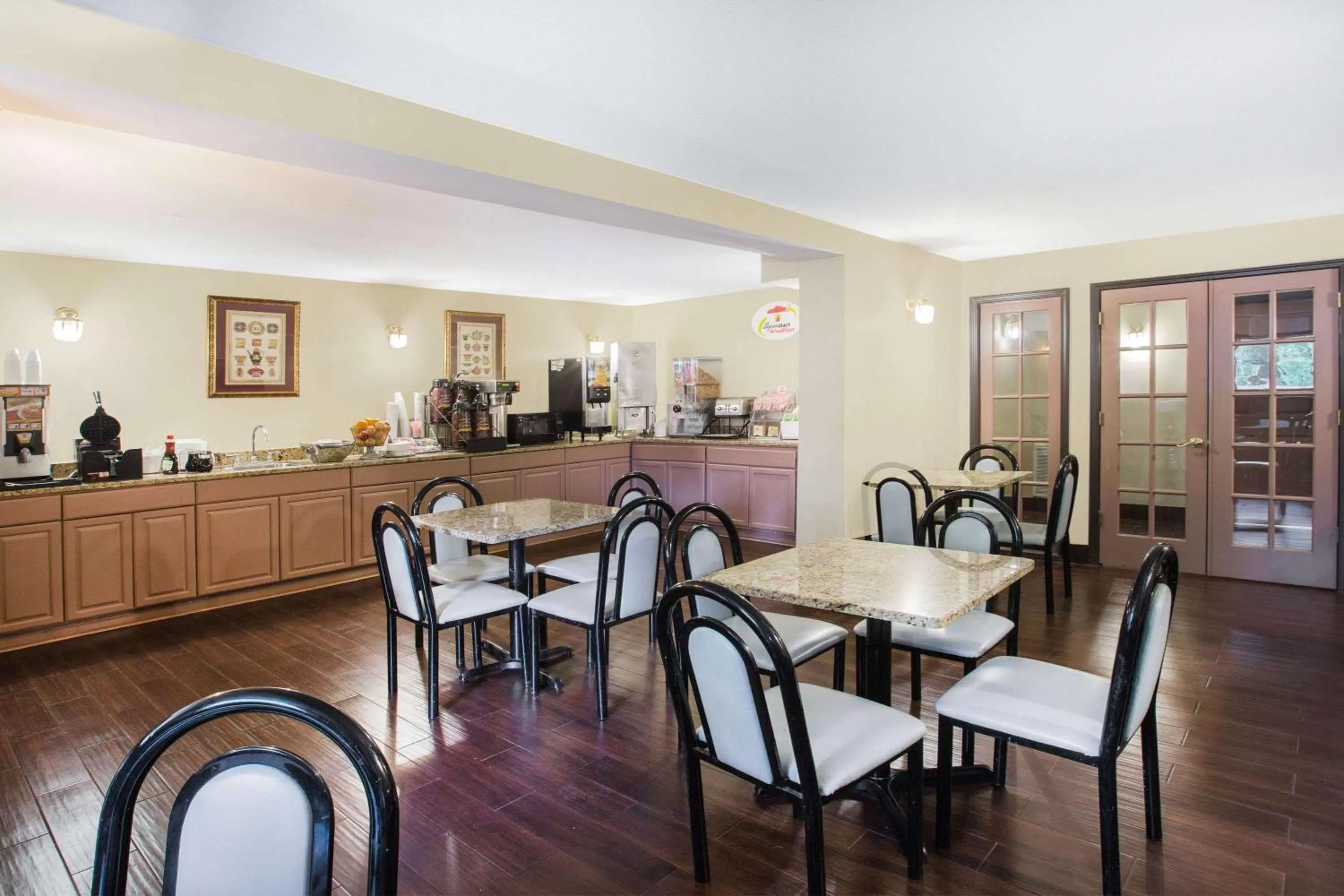 Restaurant/places to eat in Super 8 by Wyndham Oxford