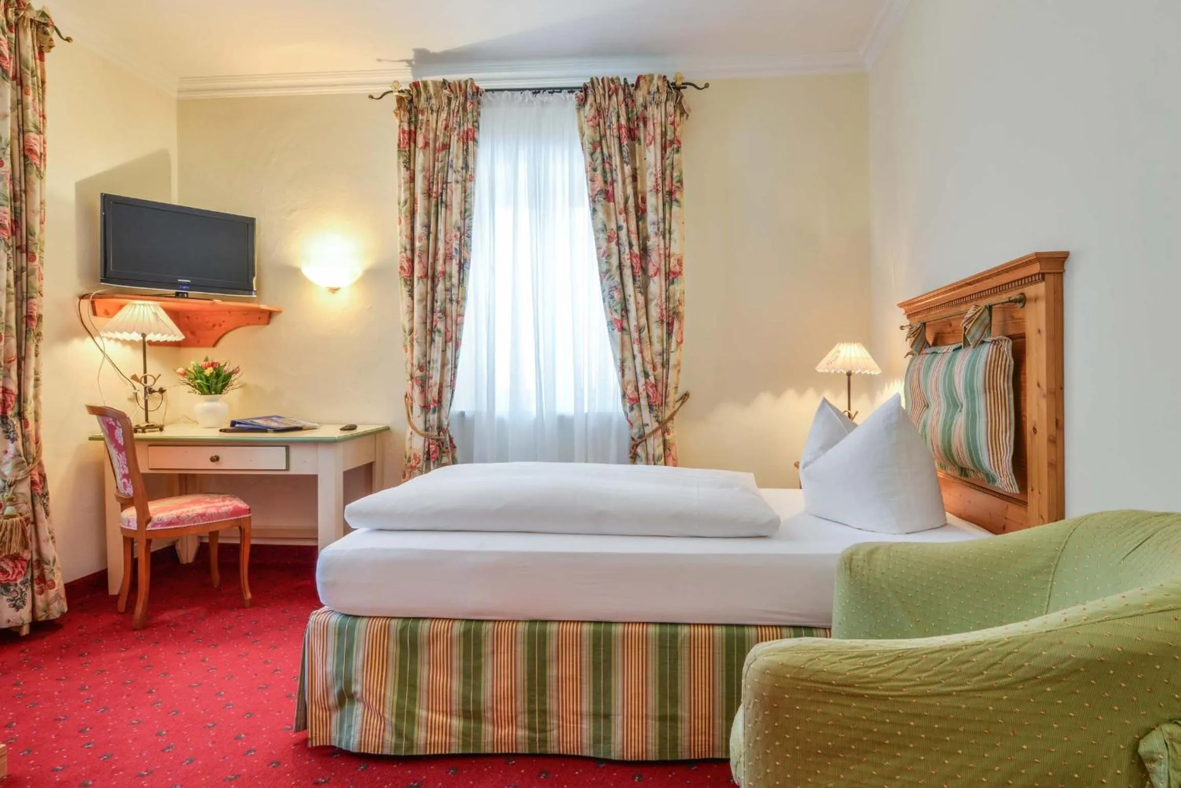 Photo of the whole room, Bed in Hotel Post Murnau