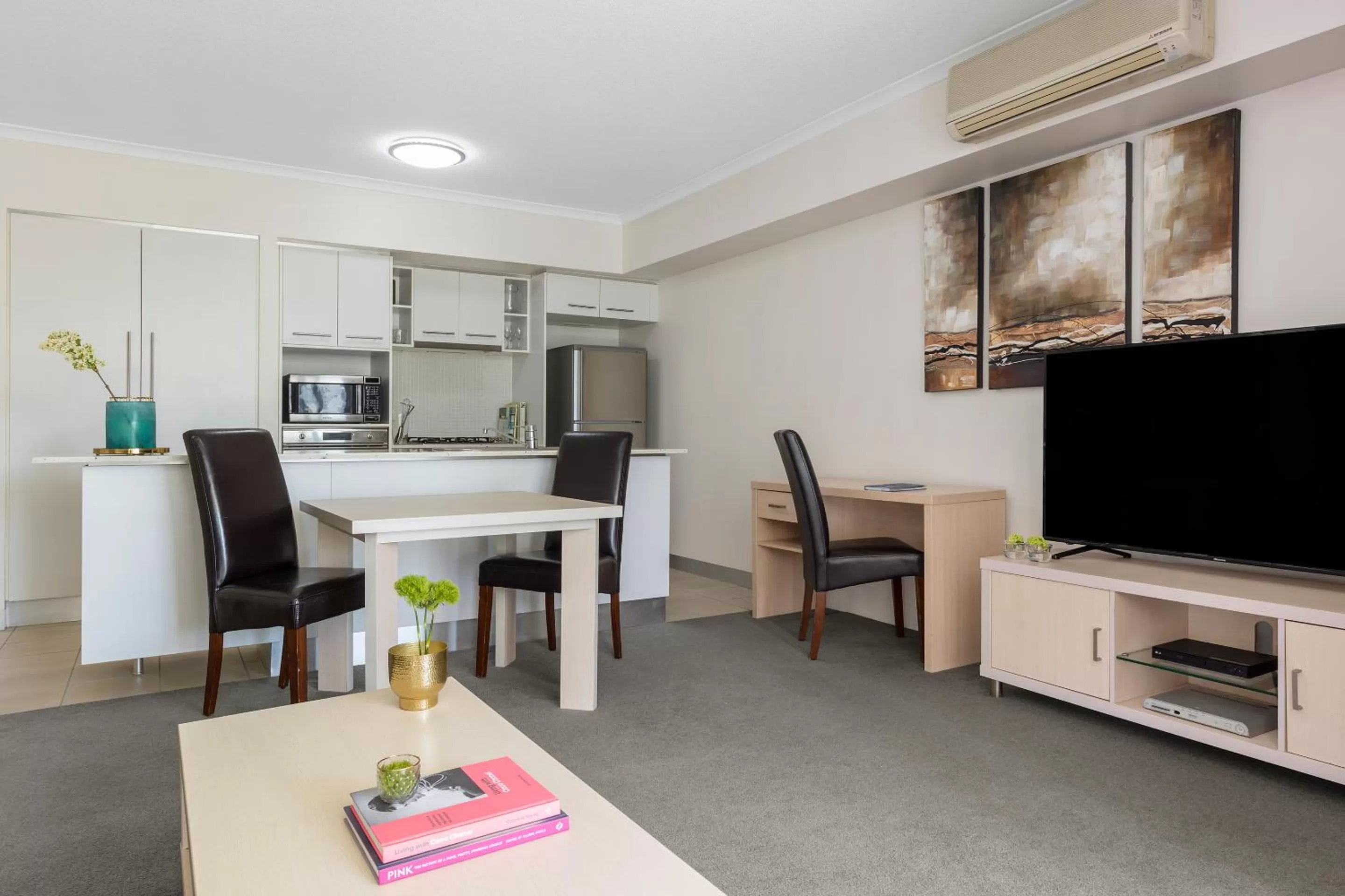 Kitchen or kitchenette in Oaks Brisbane River City Suites