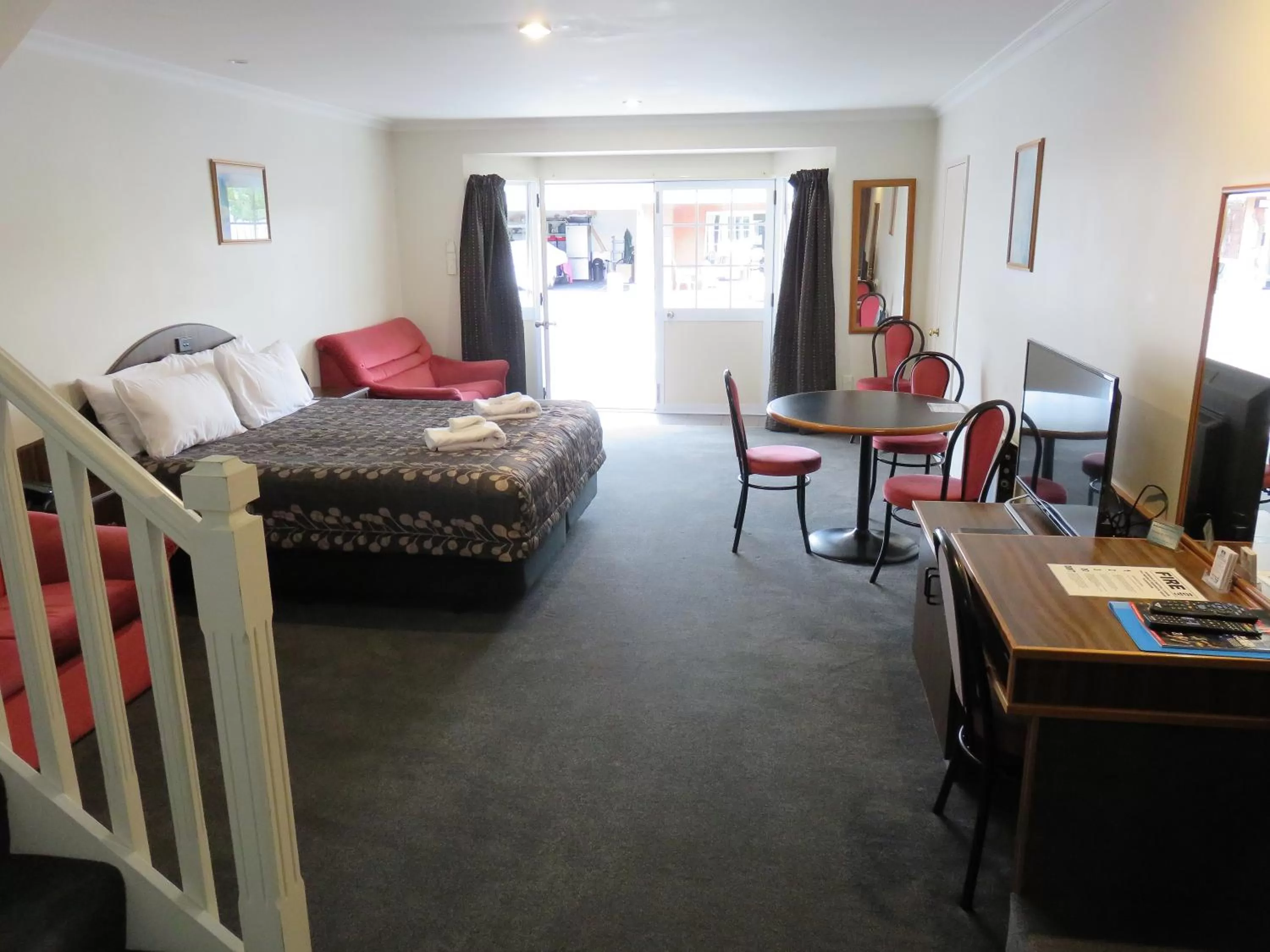 Living room, Bed in Admirals Motor Lodge