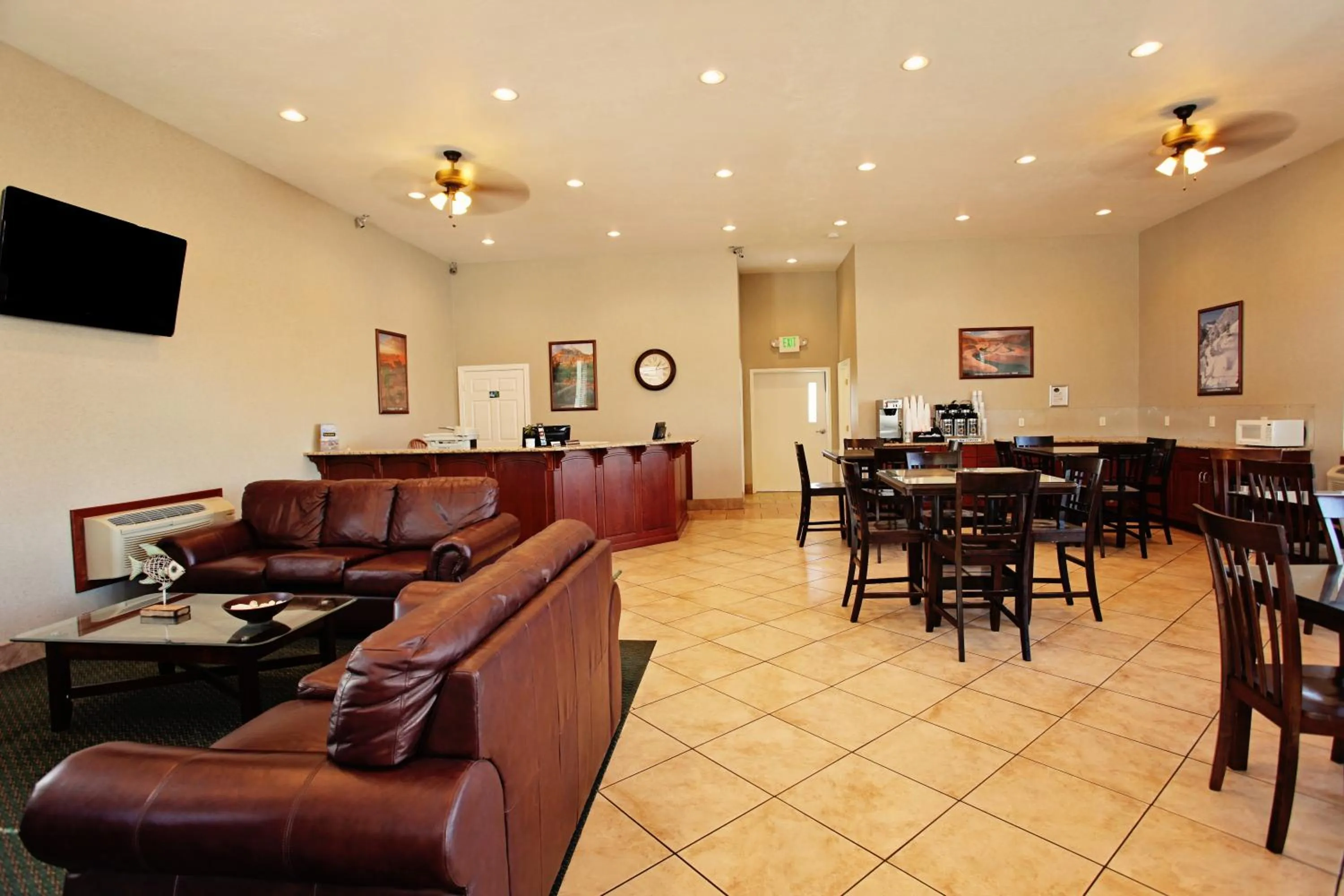 Lobby or reception in National 9 Inn Price