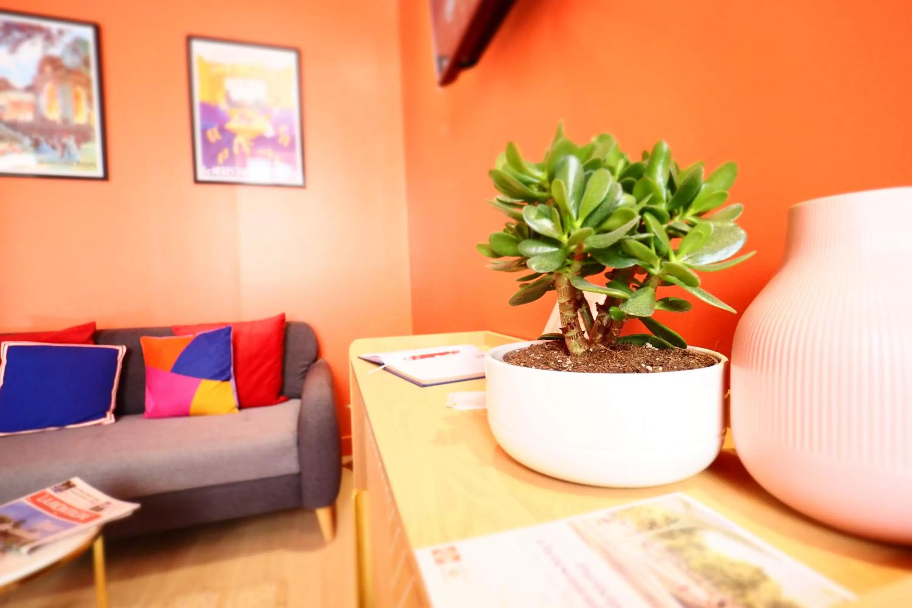 Communal lounge/ TV room in Hôtel Le Biarritz - Vichy