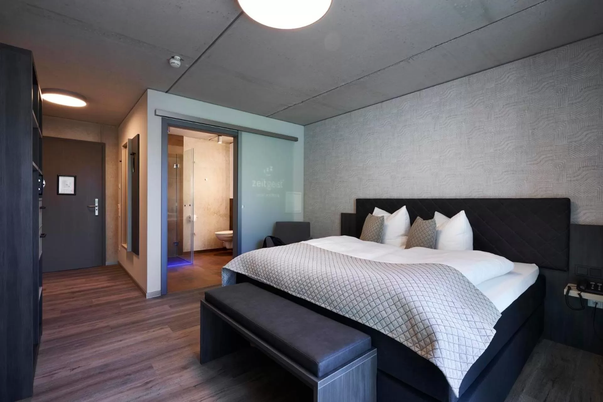 Staff, Bed in Hotel Zeitgeist