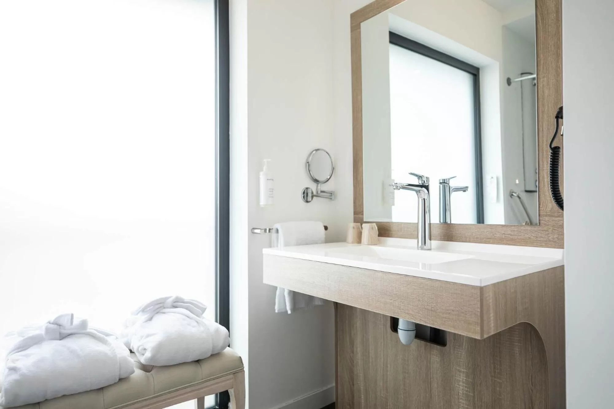 Bathroom in Le Barracuda & Spa, Centre Port, pieds dans l'eau, vue mer