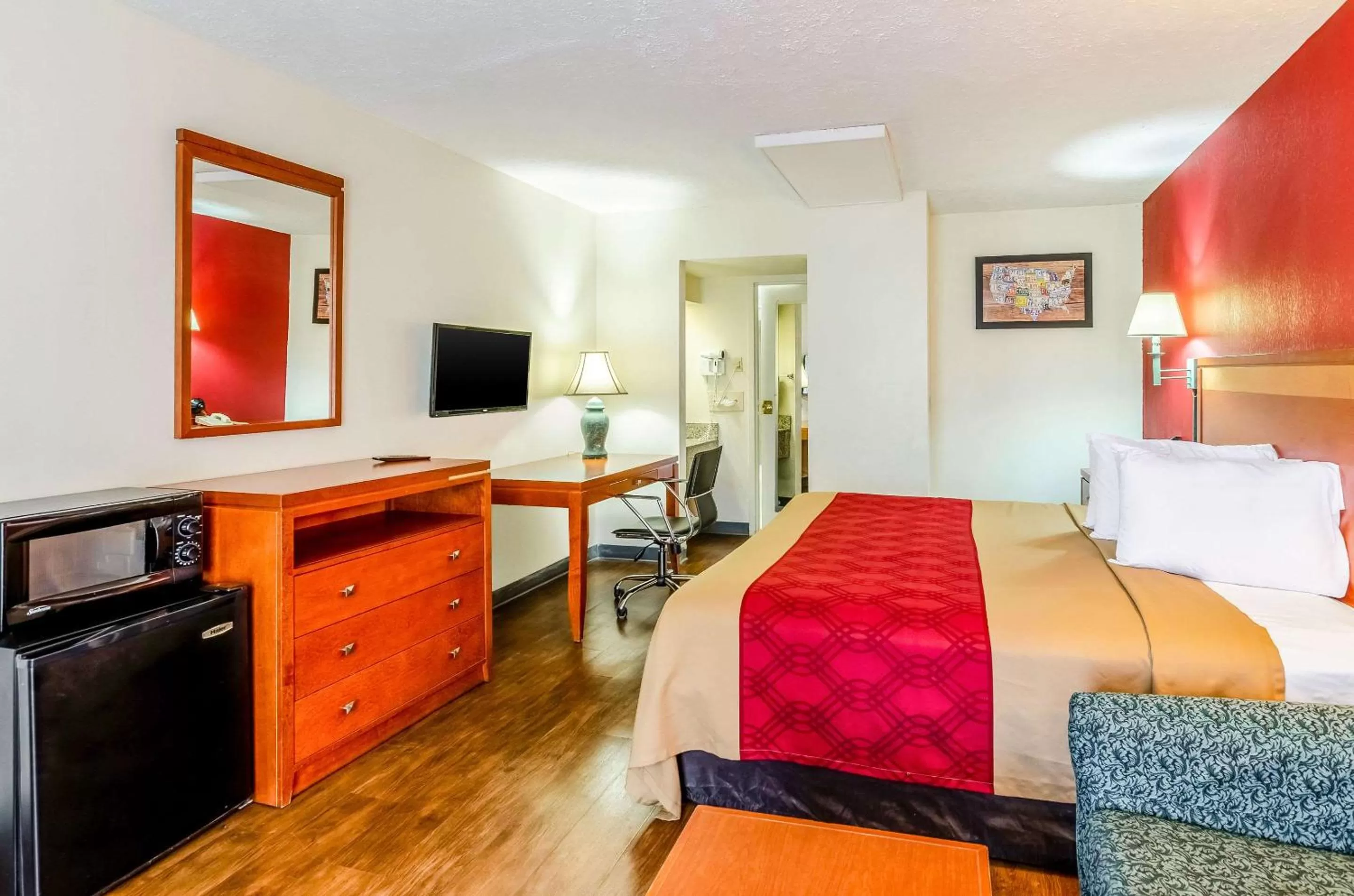 Photo of the whole room, Bed in Econo Lodge Martinsville