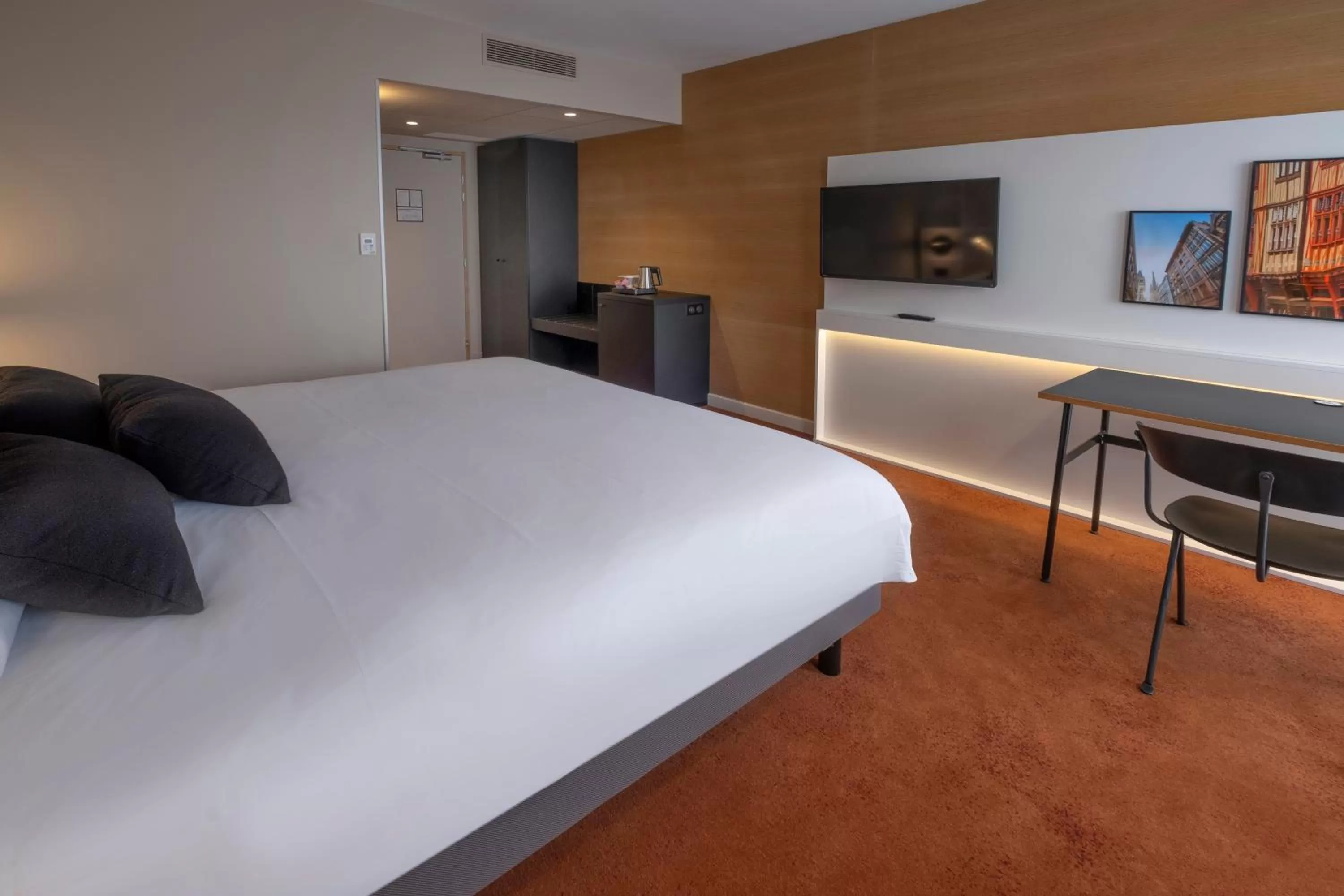 Photo of the whole room, Bed in Mercure Rouen Centre Champ de Mars