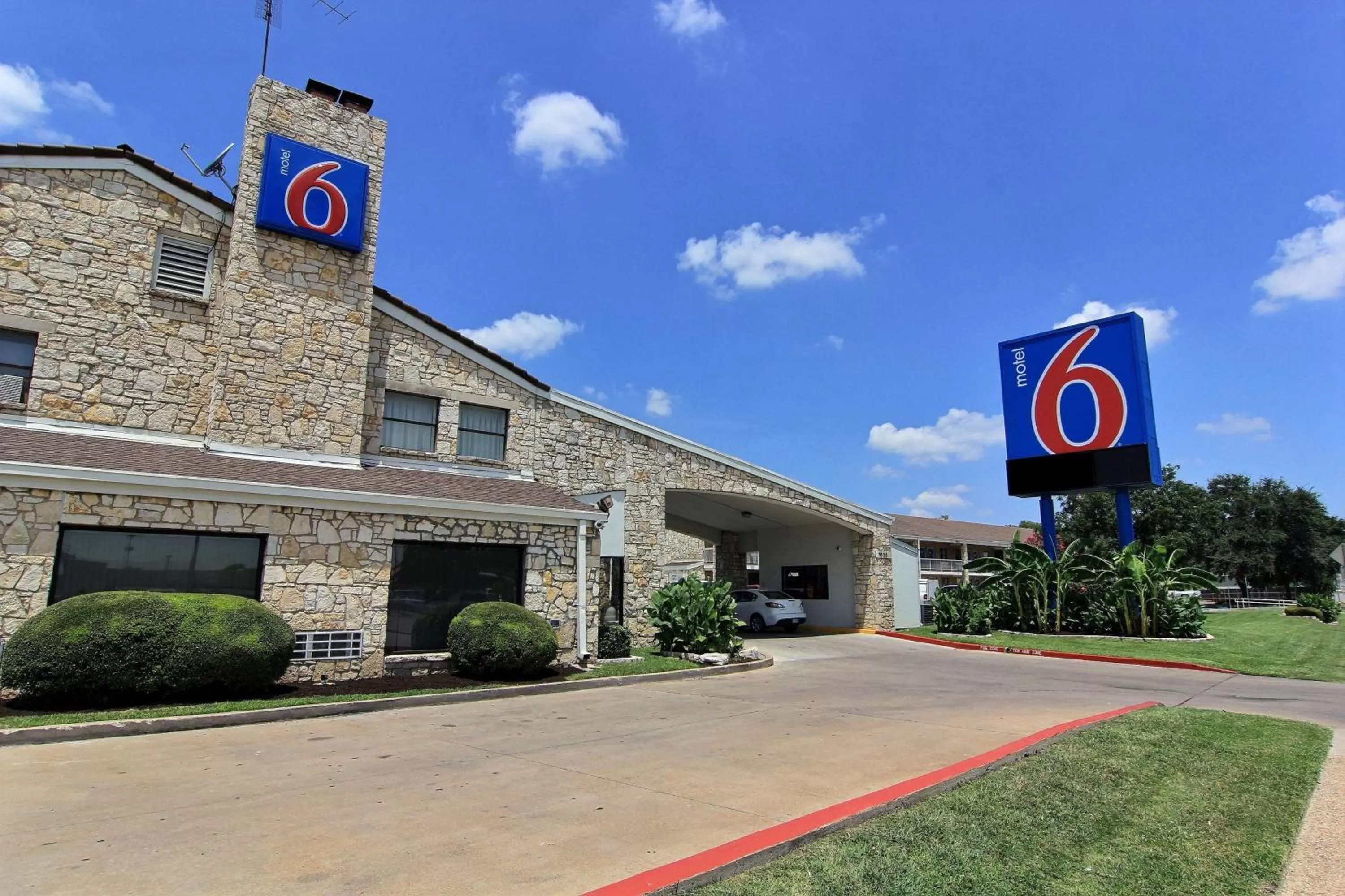 Property building in Motel 6 Austin, TX - Central Downtown UT