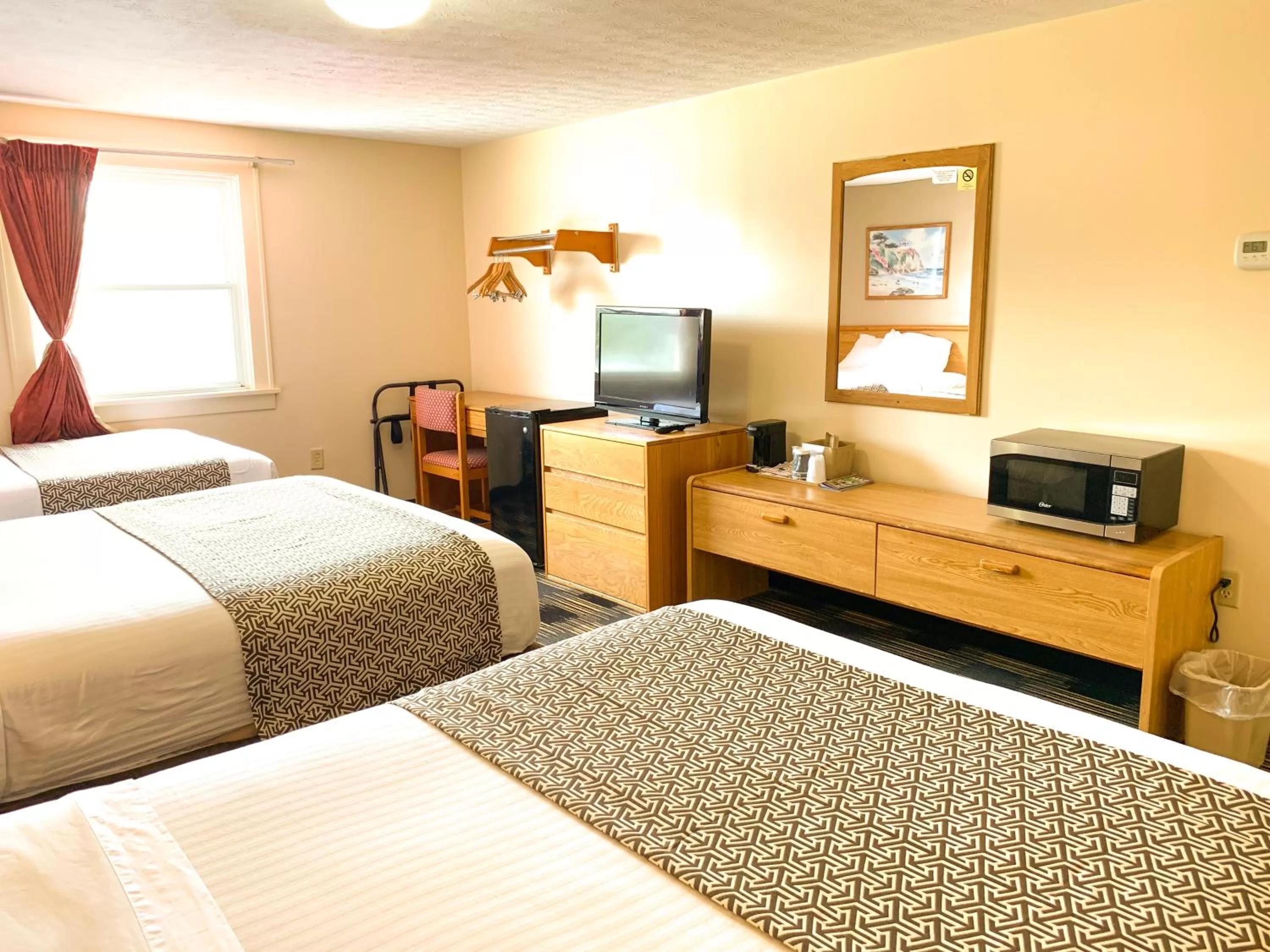 Photo of the whole room, Bed in Sandusky Inn